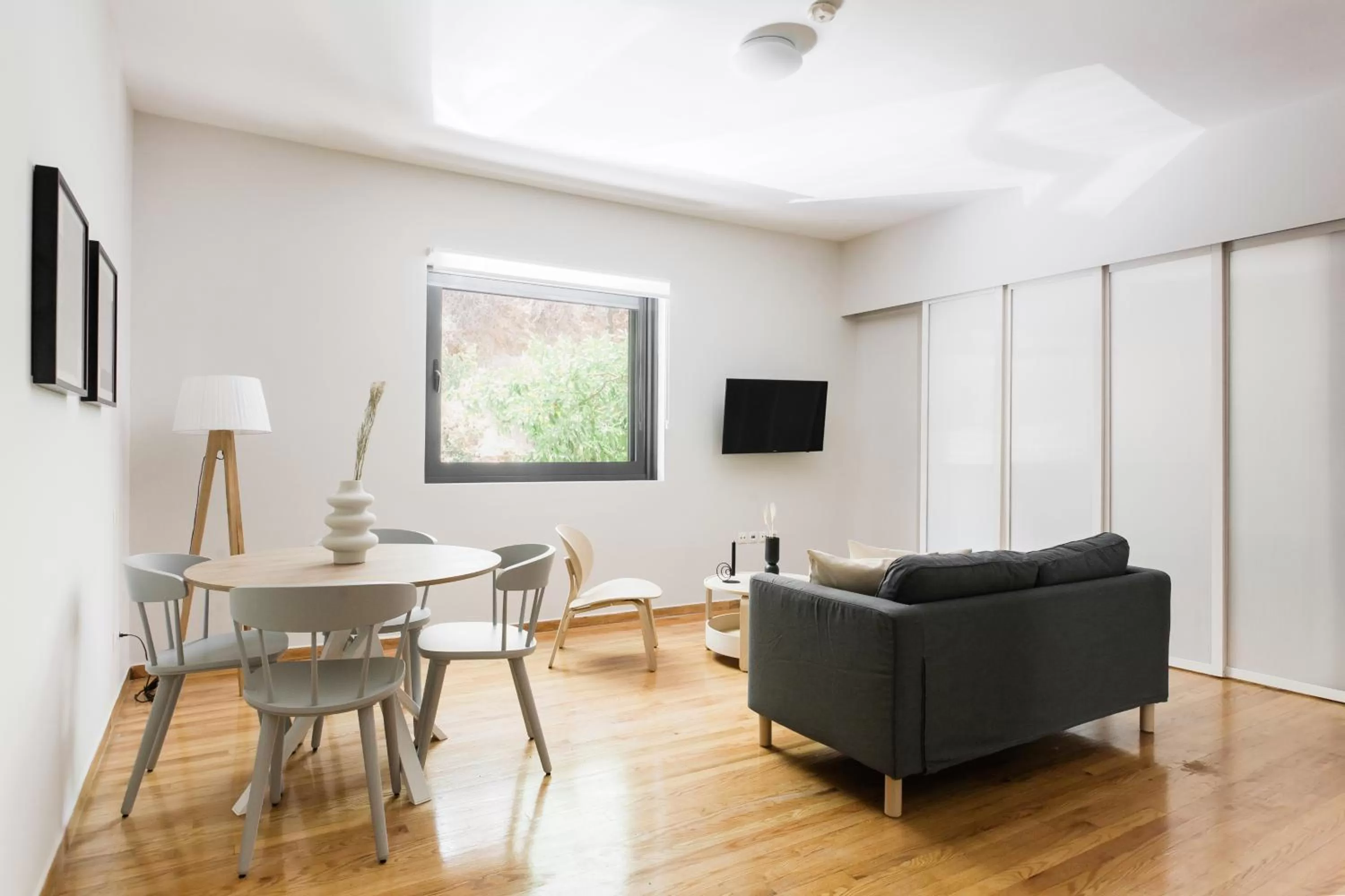 Living room, Seating Area in ZOIA The Hill by UPSTREET