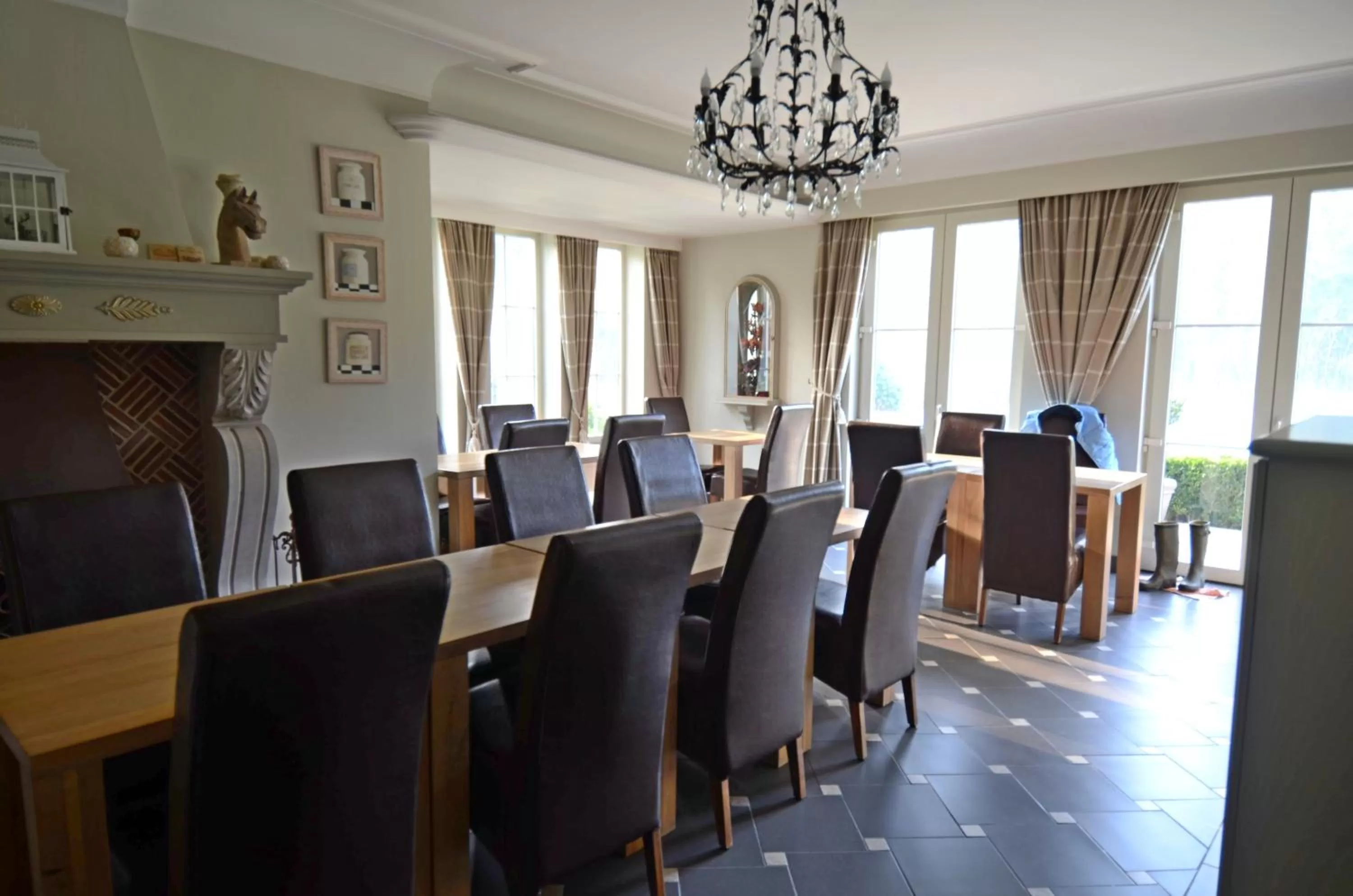 Restaurant/places to eat in Hotel Malcot