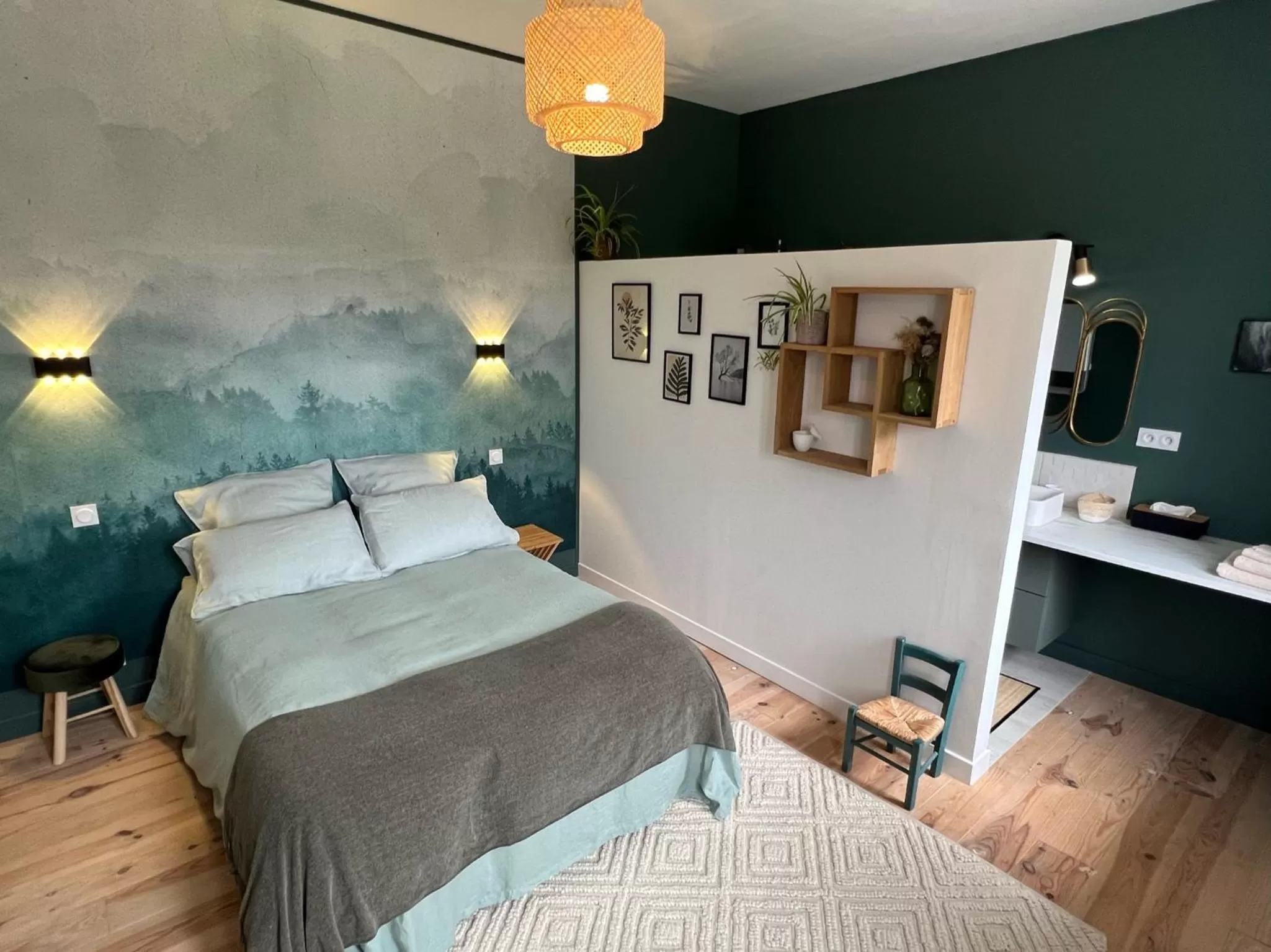 Photo of the whole room, Bed in La Chaise Haute