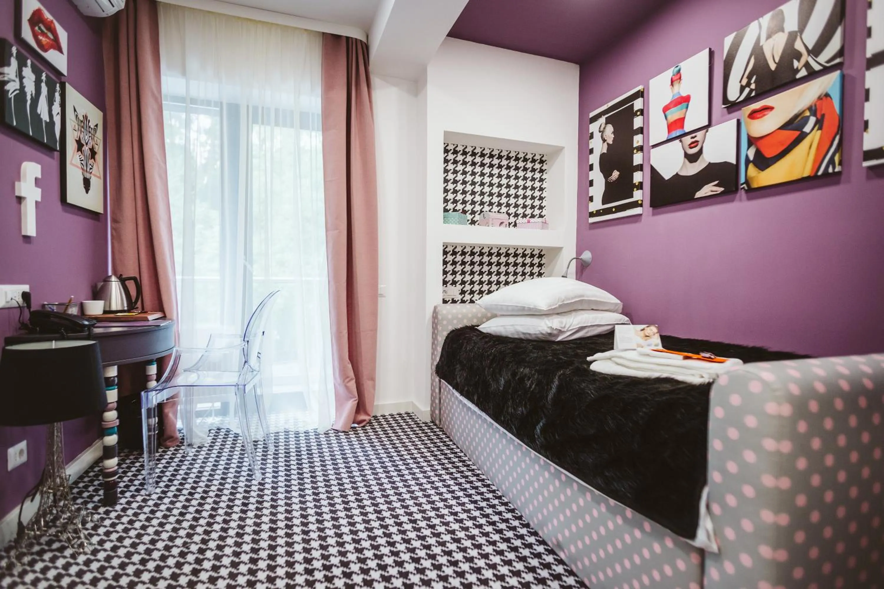 Photo of the whole room in Lol et Lola Hotel