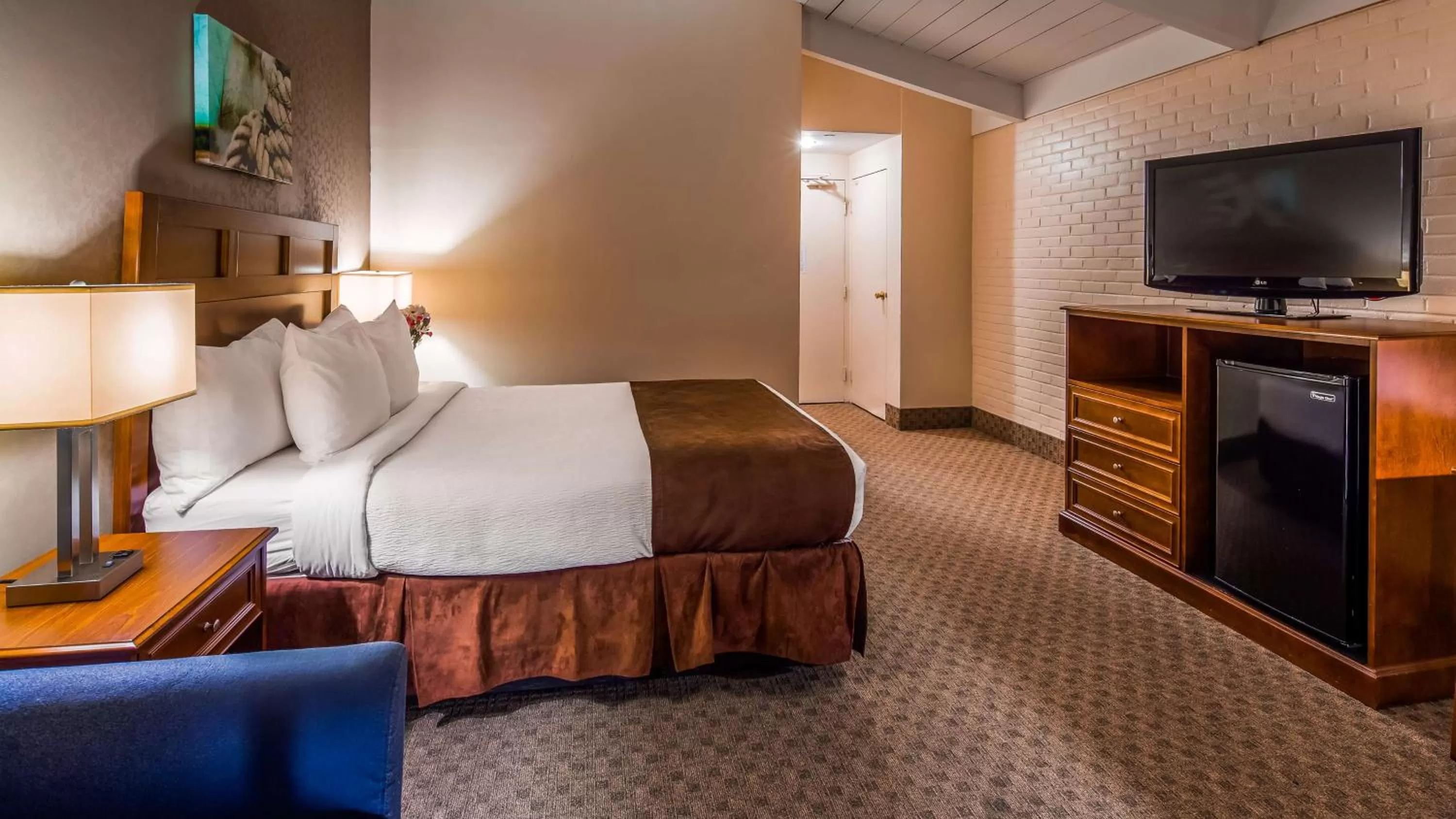 Photo of the whole room, Bed in Best Western Adams Inn Quincy-Boston