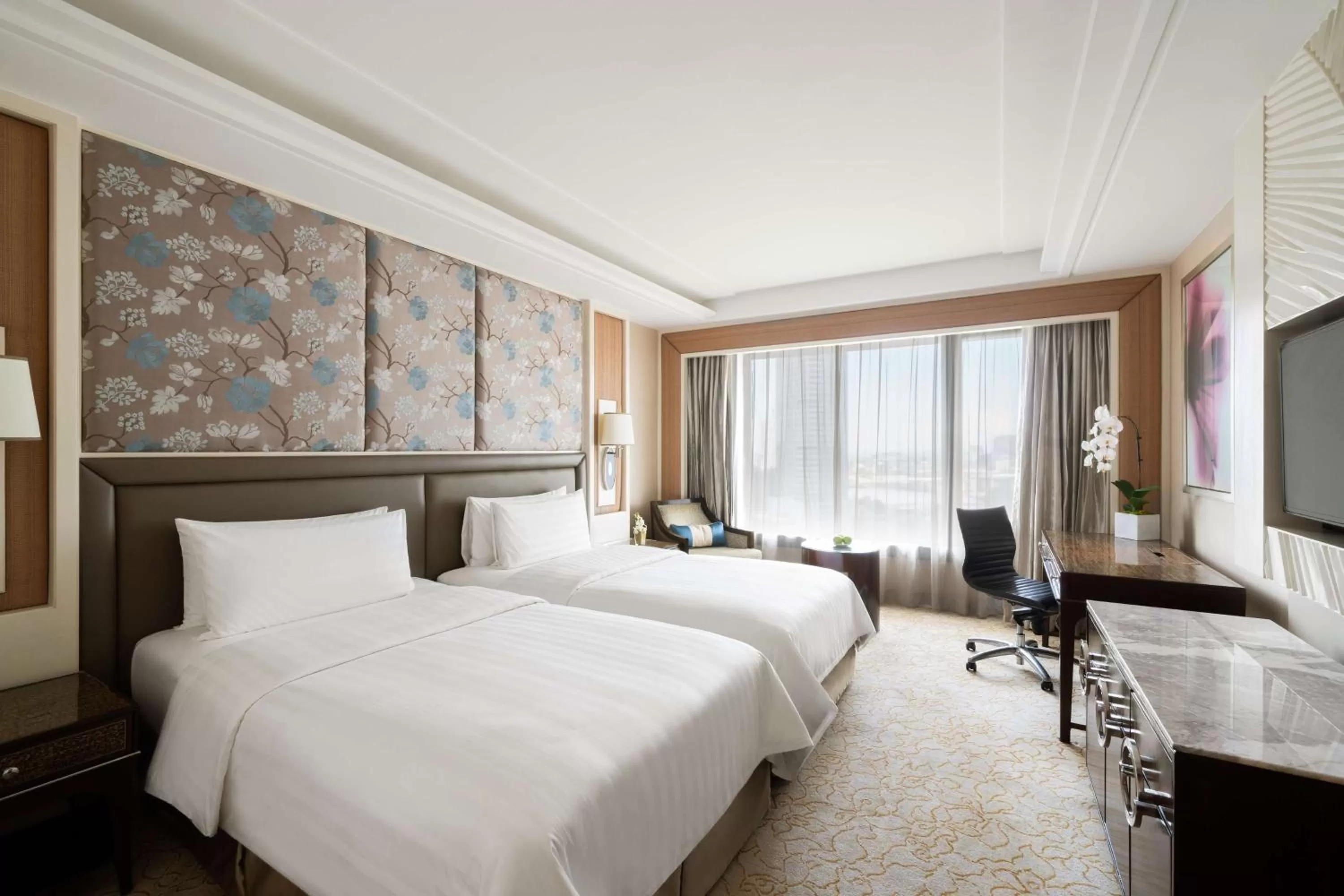 Photo of the whole room, Bed in Edsa Shangri-La, Manila