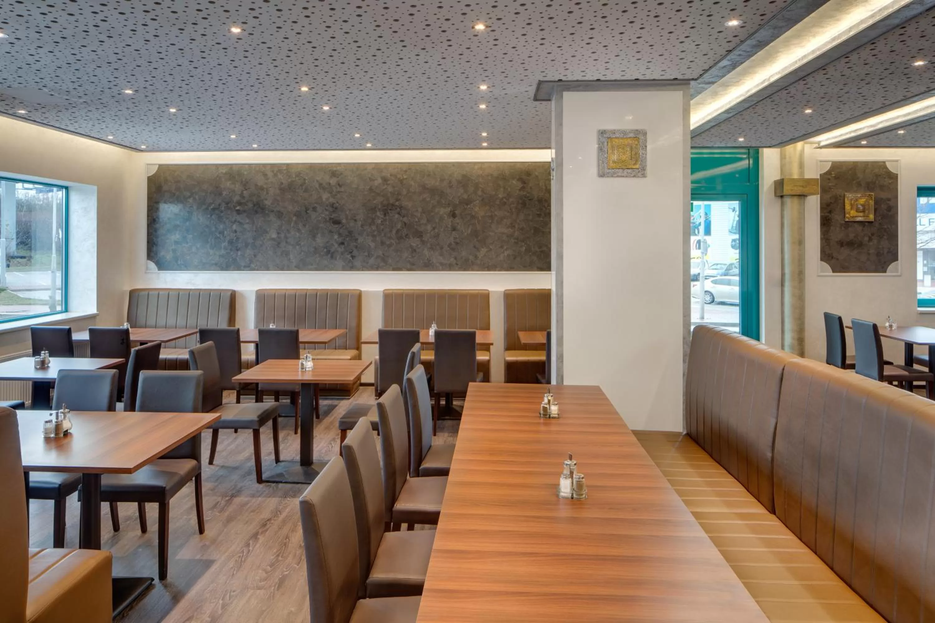 Restaurant/places to eat in Amedia Express Prague, Trademark Collection by Wyndham