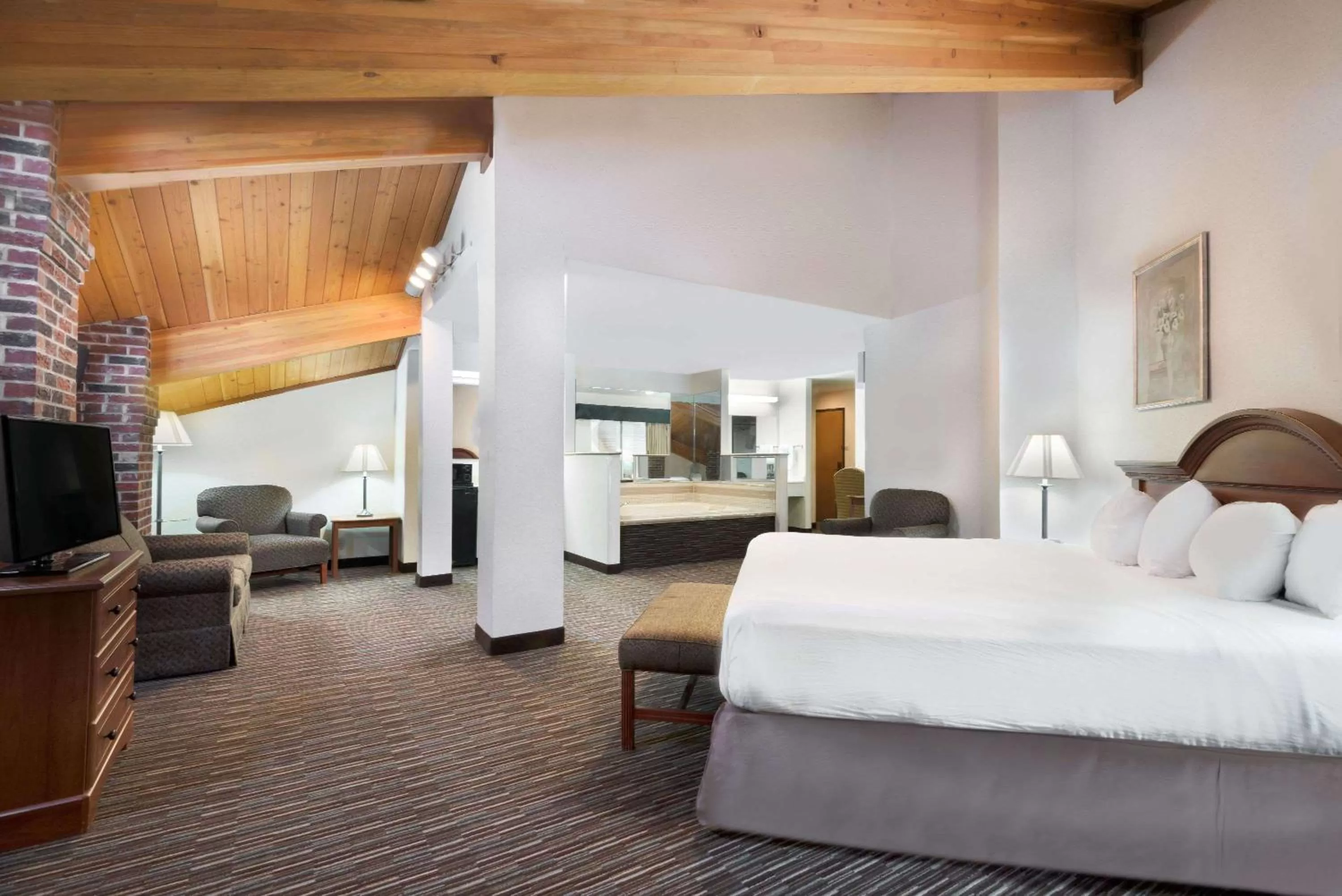 Photo of the whole room in Baymont by Wyndham Columbus/Rickenbacker