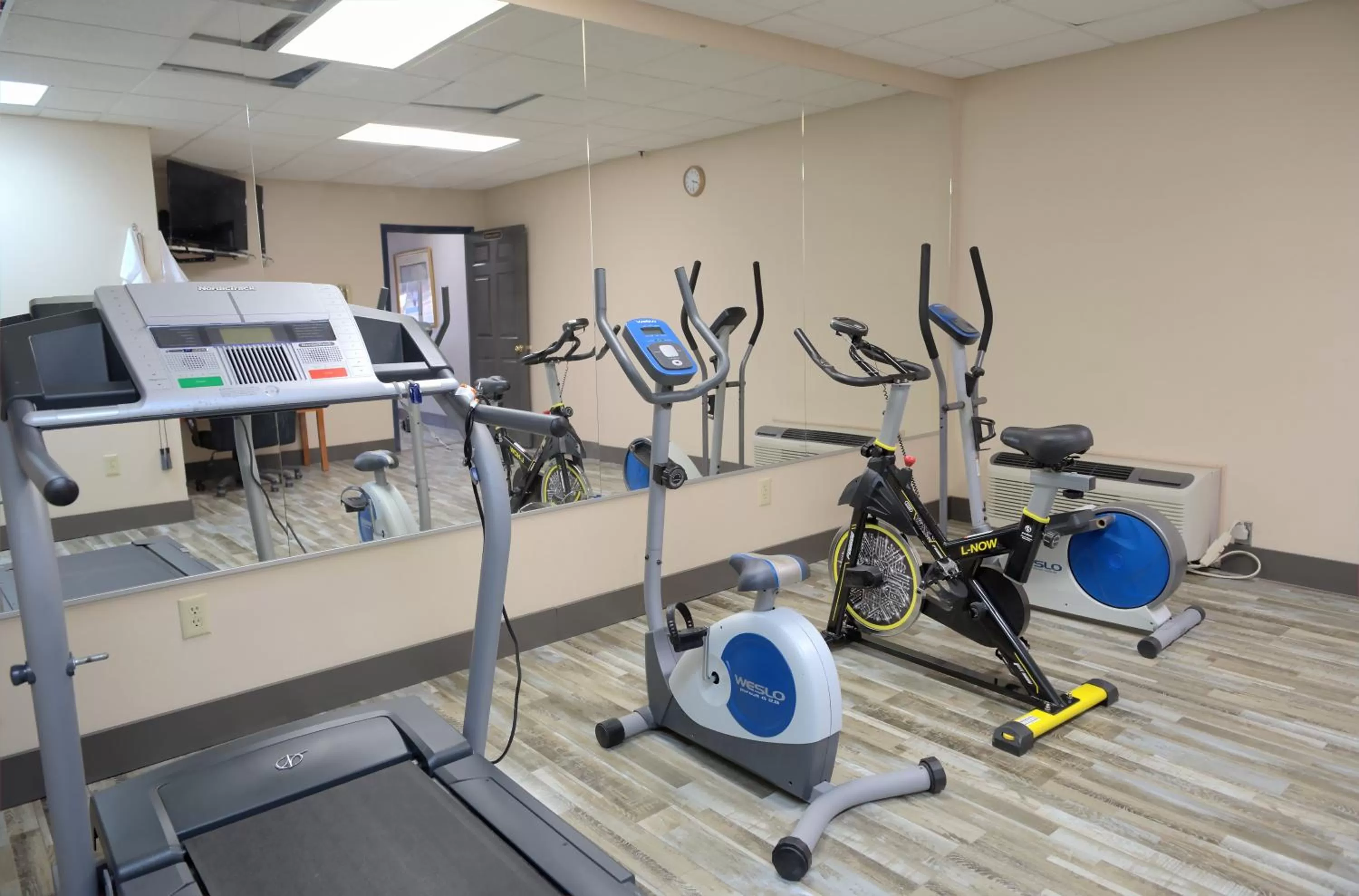 Fitness centre/facilities in Days Inn by Wyndham Harriman