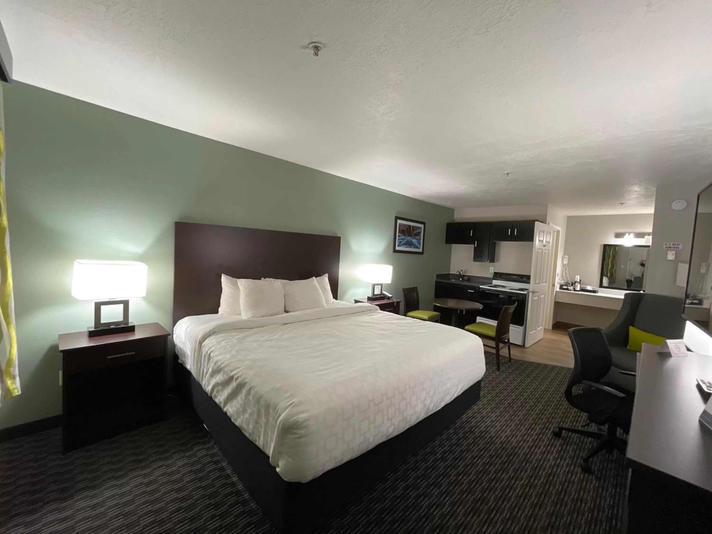 Kitchen or kitchenette, Bed in Wingate by Wyndham Cedar City