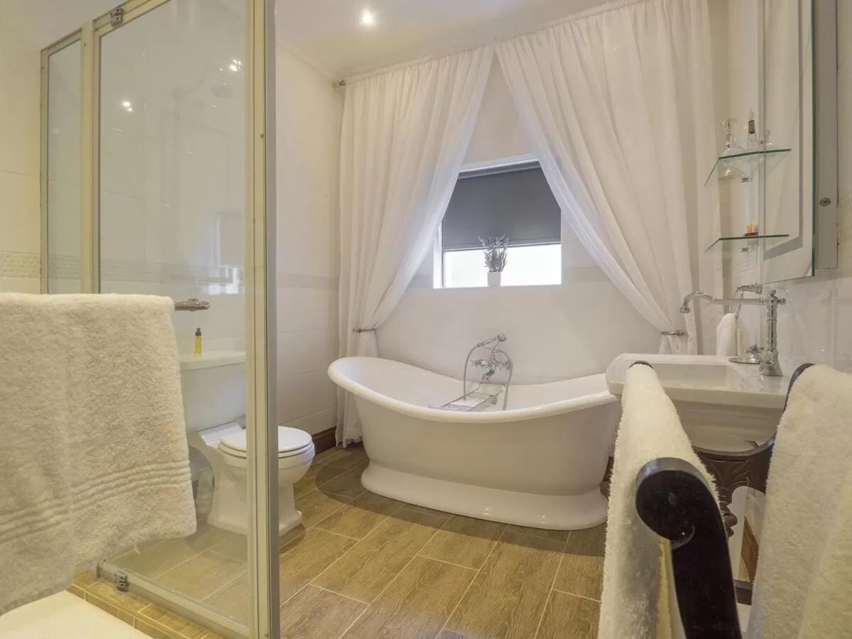 Bathroom in Issaquena Heights Boutique Hotel