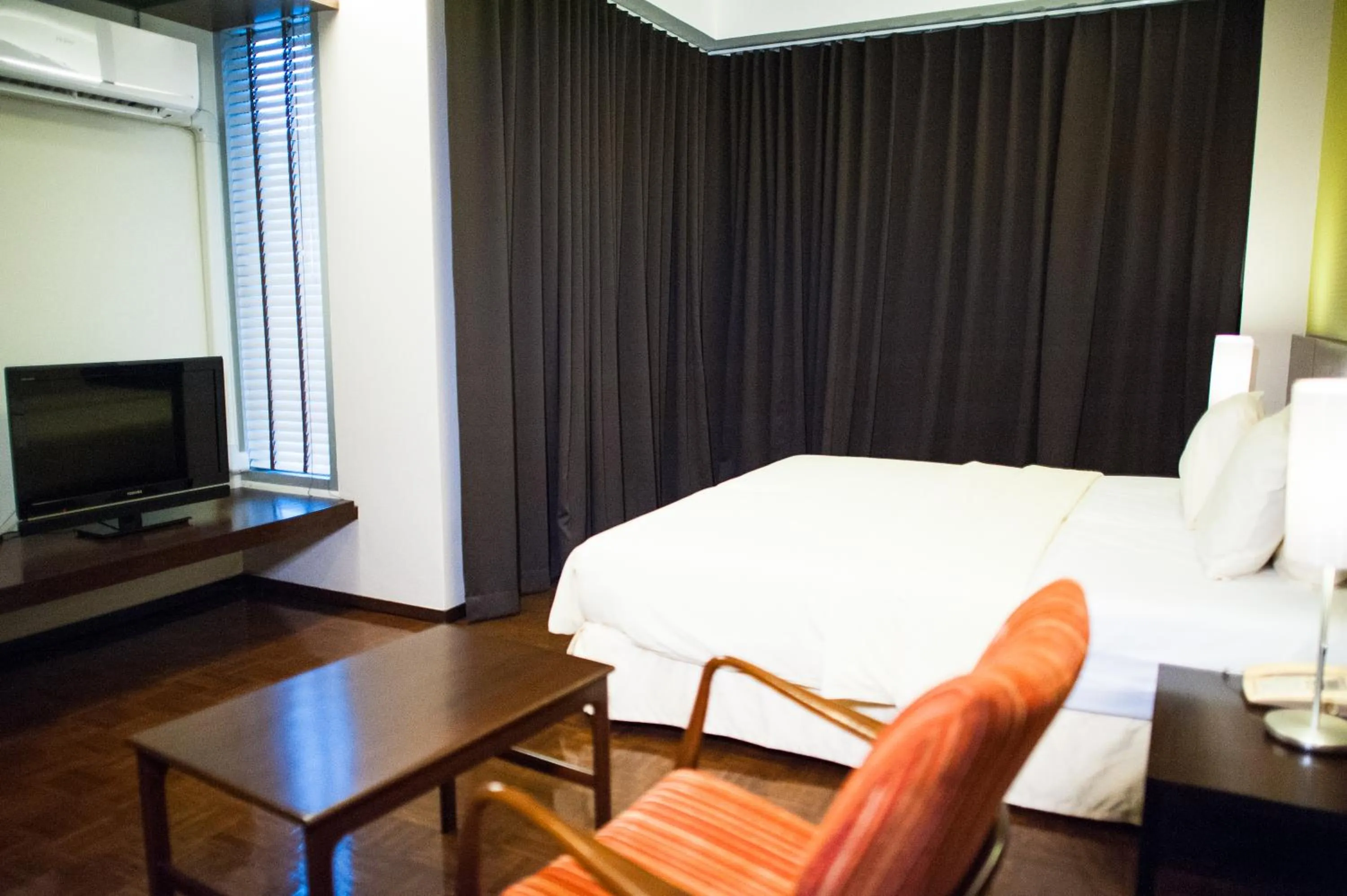 Bathroom, Bed in Baansilom Soi 3