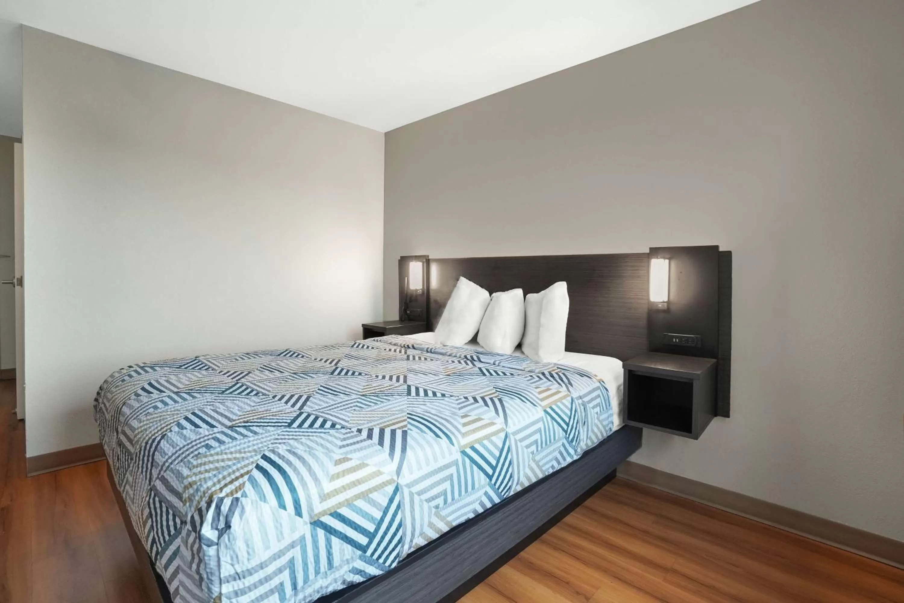 Photo of the whole room, Bed in Motel 6-Montgomery, AL - Airport