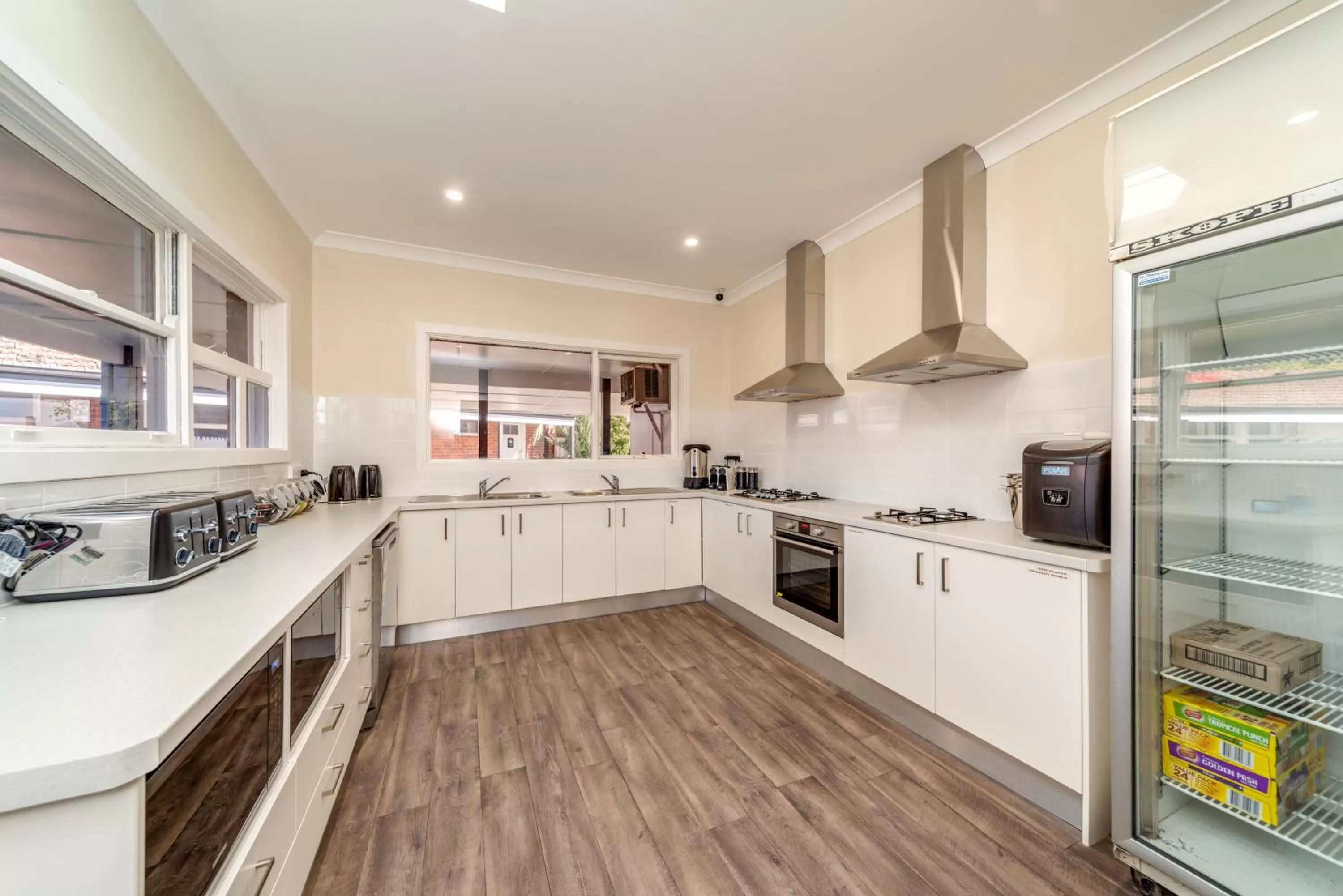 Communal kitchen in Black Sheep Motel Goulburn
