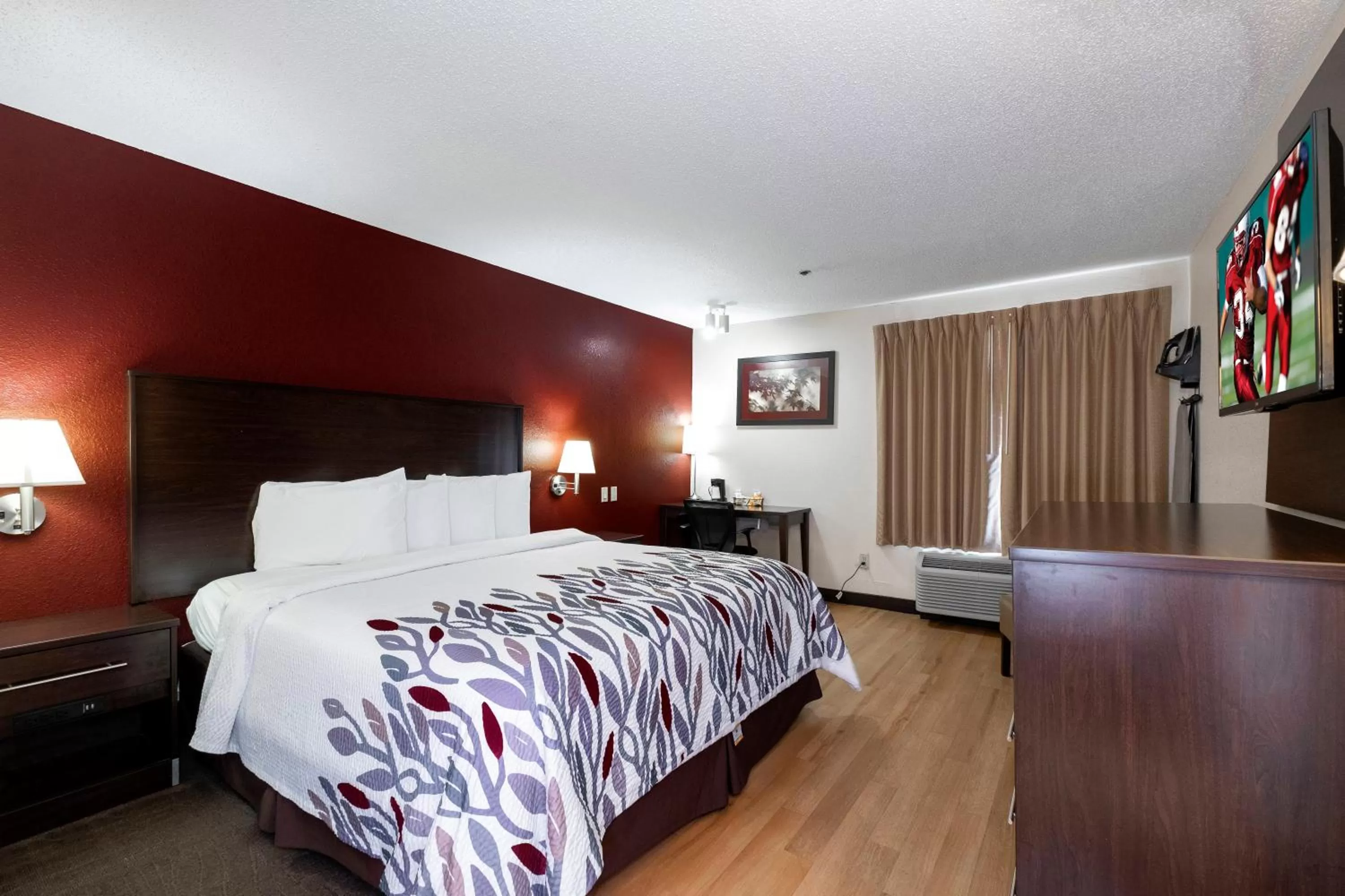 Photo of the whole room, Bed in Red Roof Inn Knoxville Central – Papermill Road