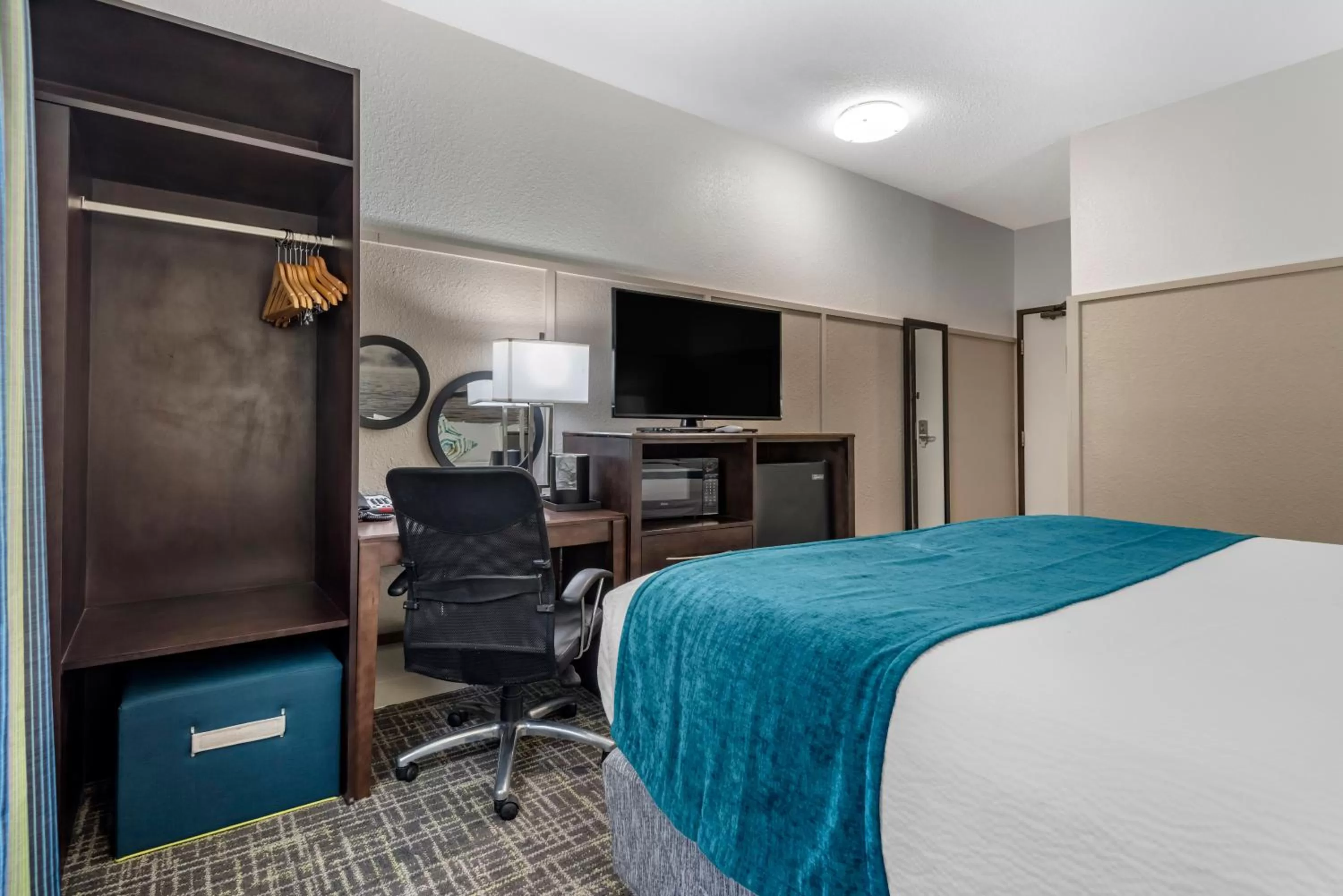 Living room, Bed in The Freeport Hotel, an Ascend Collection Hotel