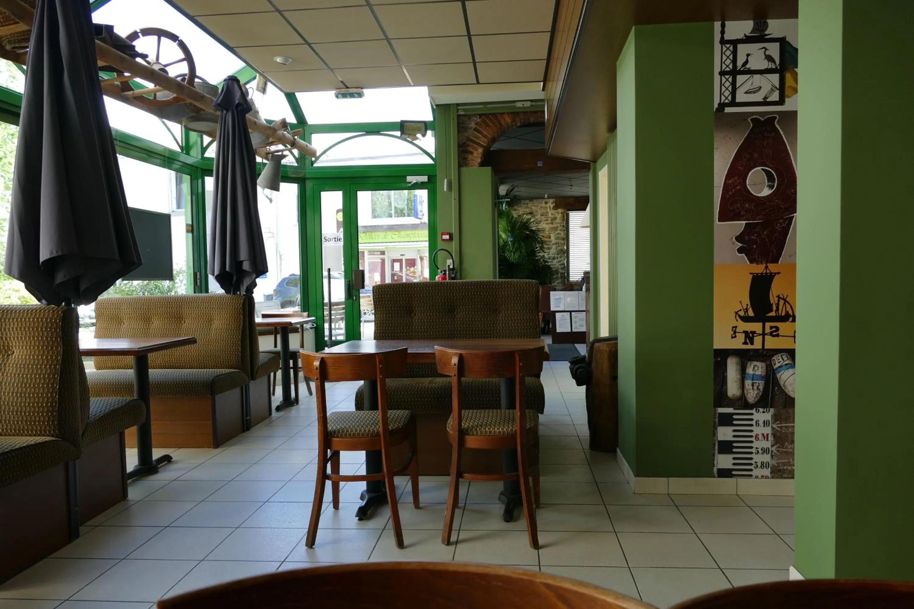 Lounge or bar in Logis Hotels Le Champalud Restaurant La Citadelle