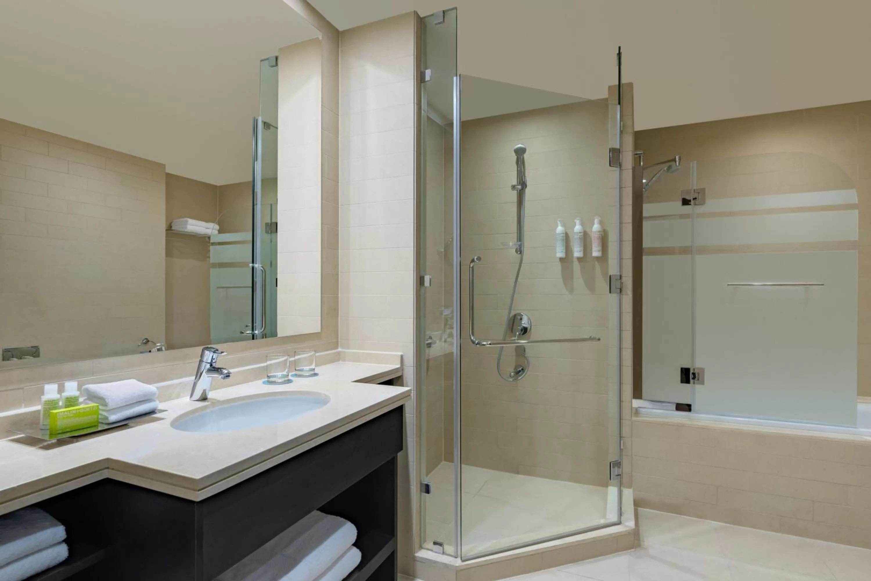 Photo of the whole room in Le Meridien City Center Doha