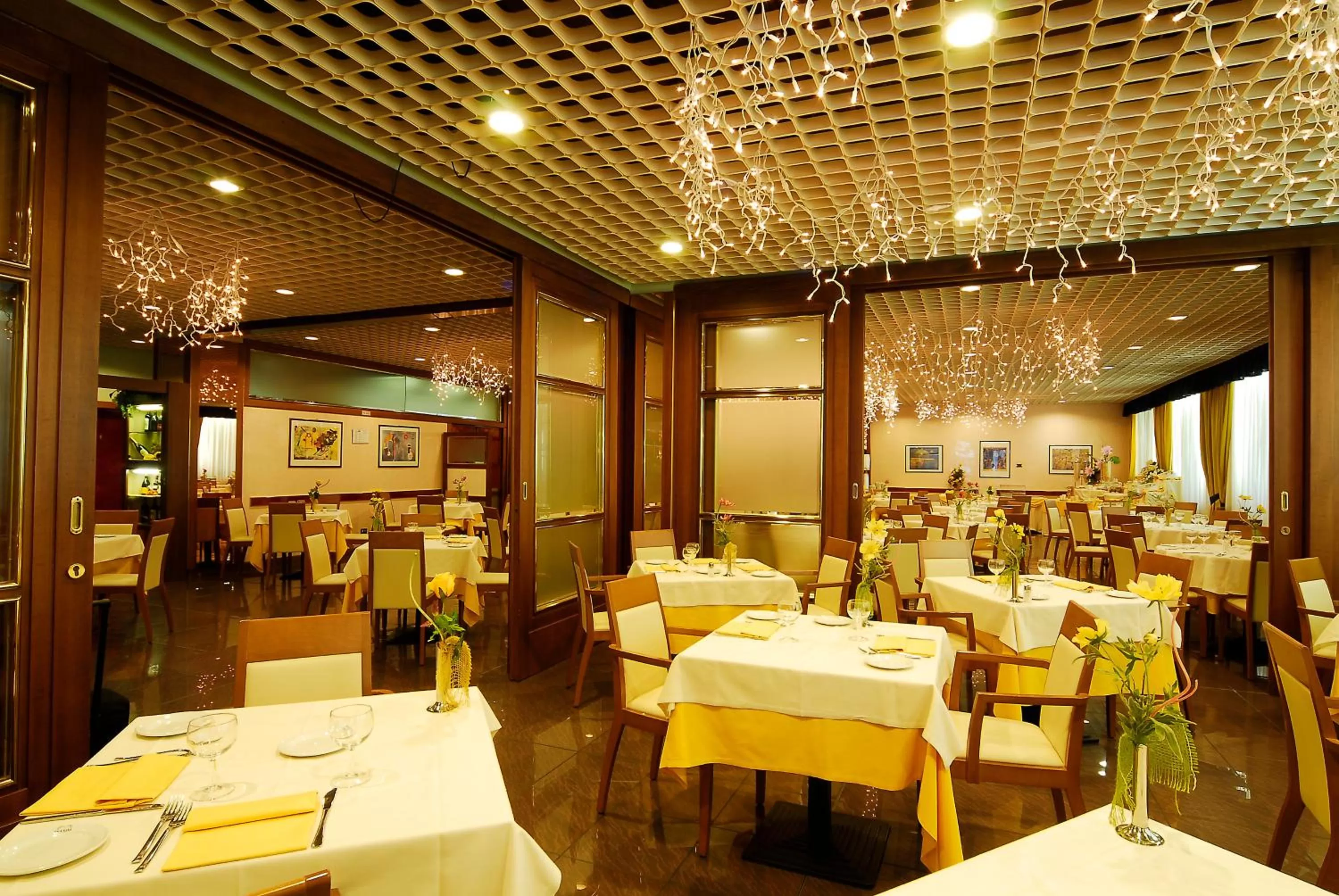 Restaurant/places to eat in Hotel Maxim