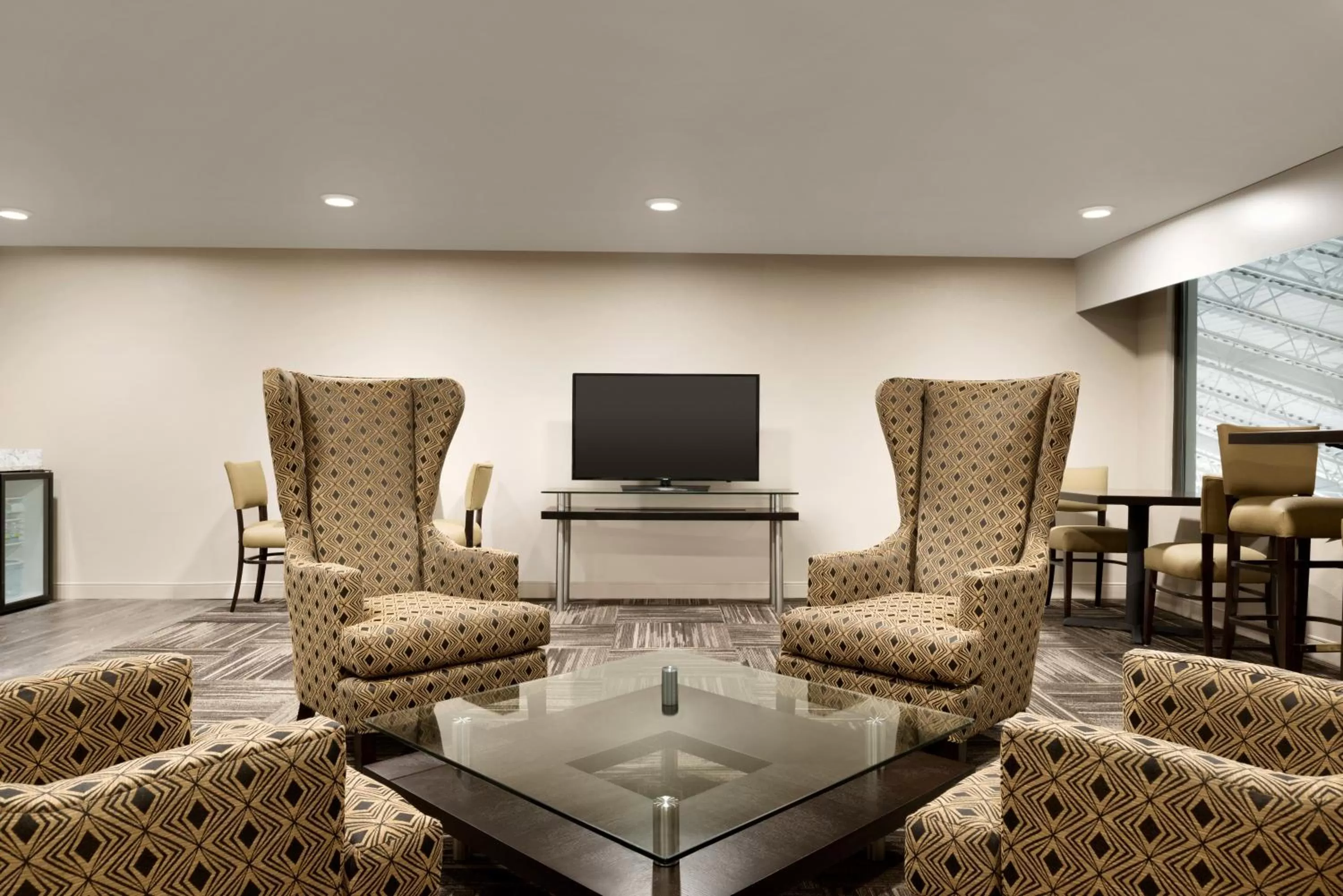 Communal lounge/ TV room in Holiday Inn - Bloomington - Normal by IHG