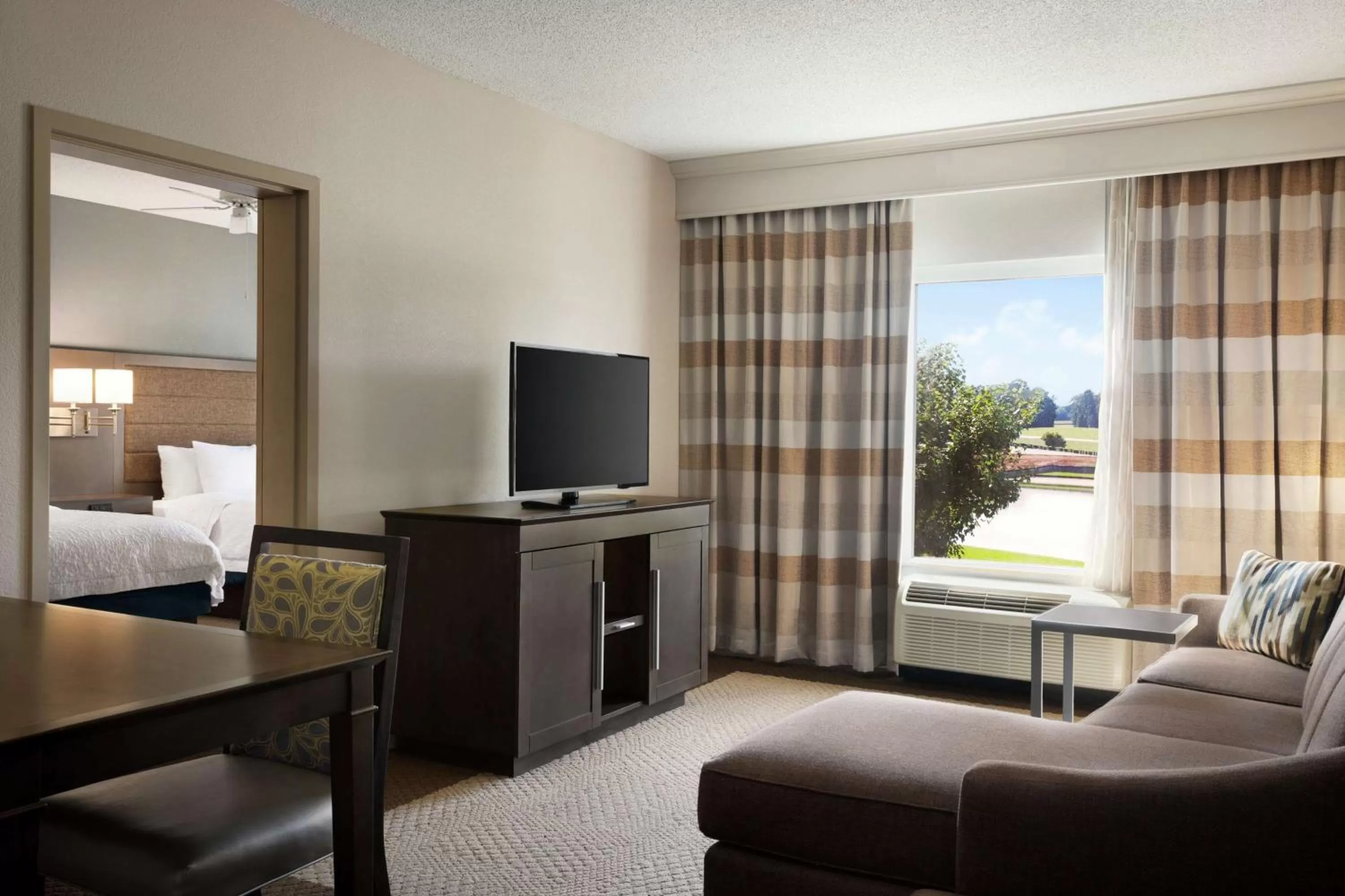 Living room, Bed in Hampton Inn & Suites Montgomery-EastChase