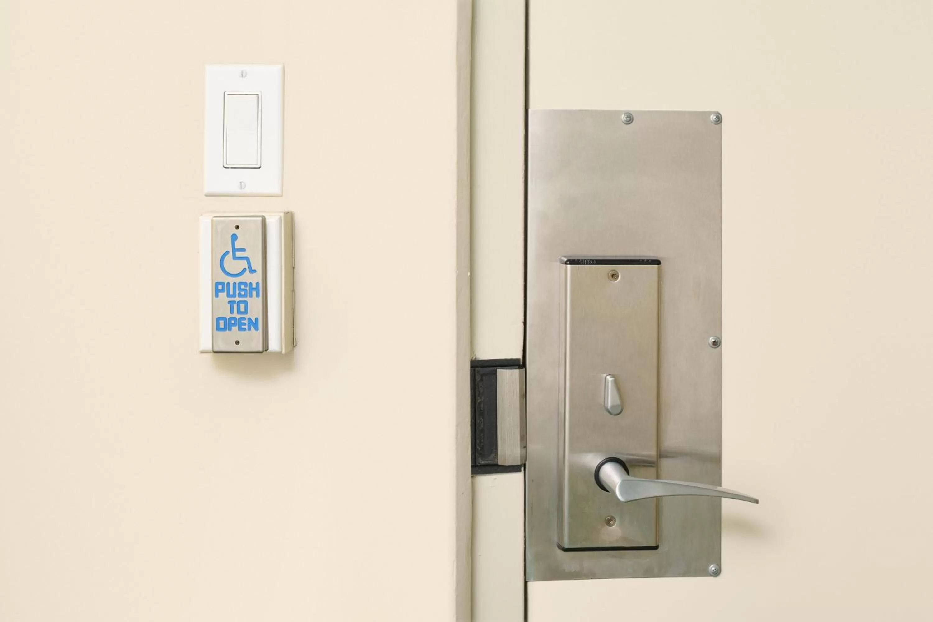 Bedroom in Waikiki Circle Hotel by Castle