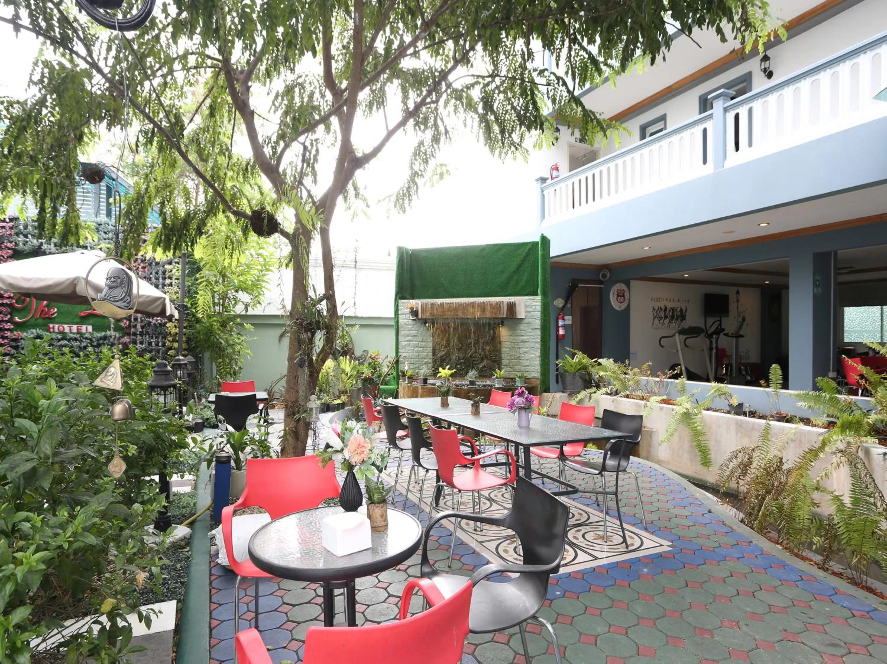 Area and facilities in The Lilly Hotel