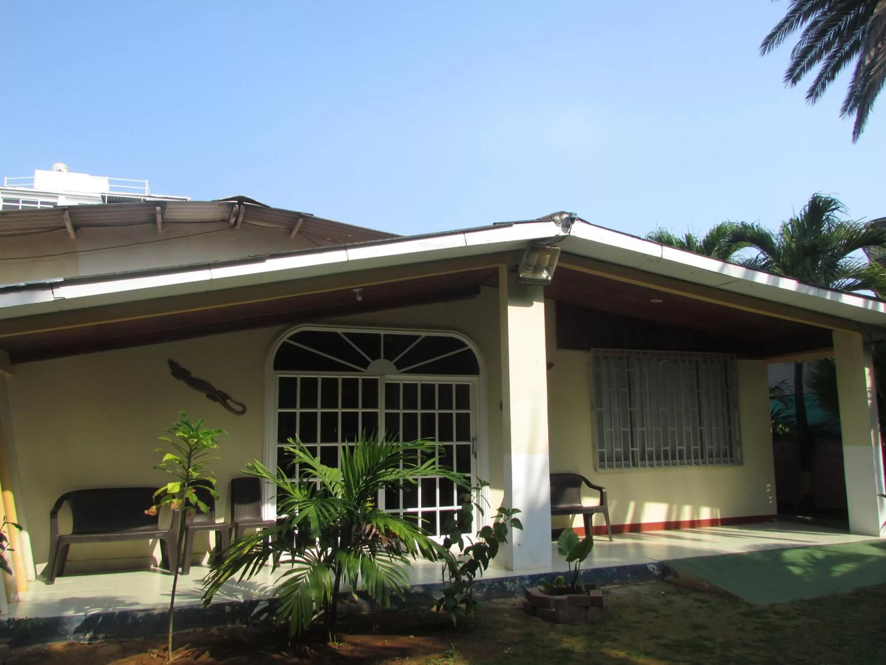 Property building in Posada Hostal Miss Marlly