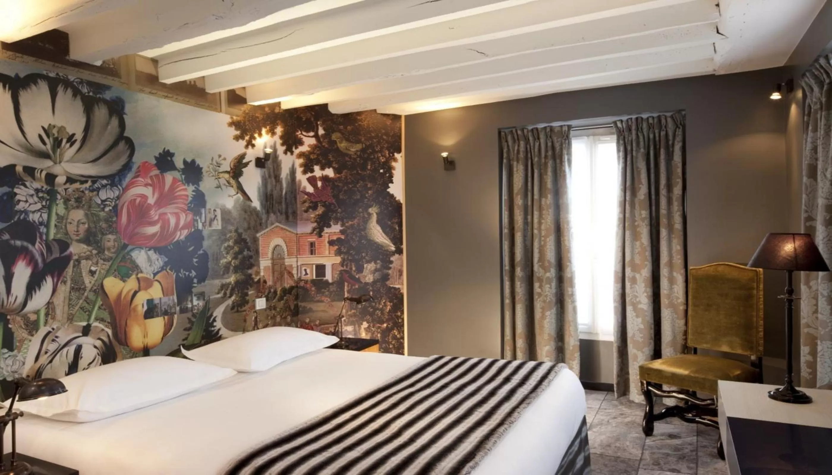 Bed in Hotel Le Notre Dame Saint Michel