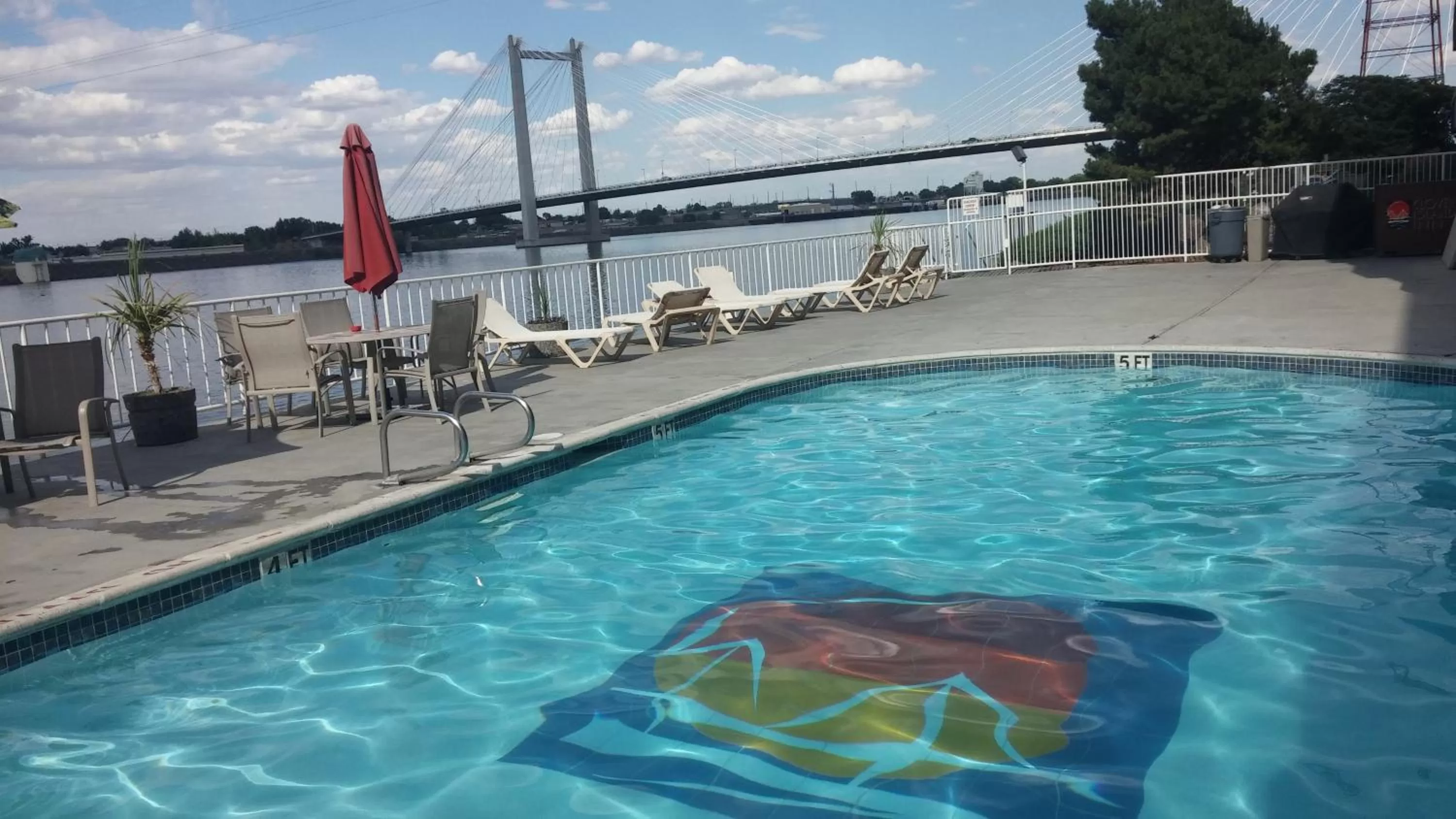 Swimming pool in Clover Island Inn