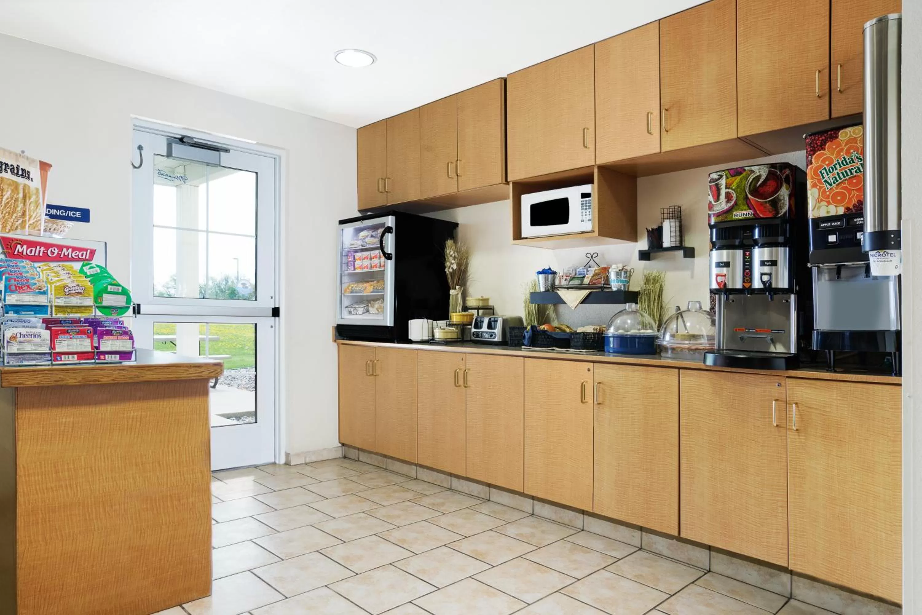 Kitchen or kitchenette in Microtel Inn & Suites by Wyndham Mankato