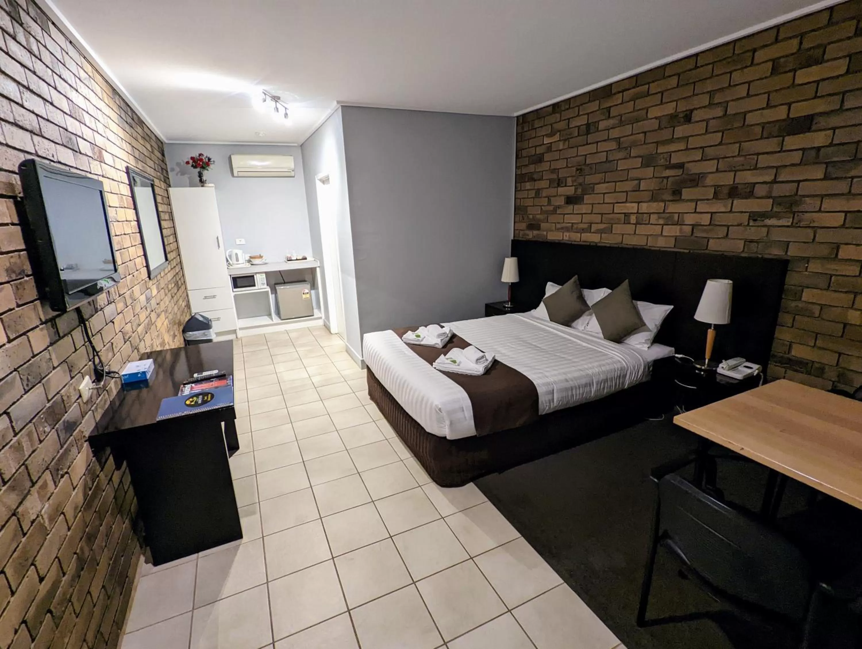 Bed in Homestead Motor Inn & Apartments