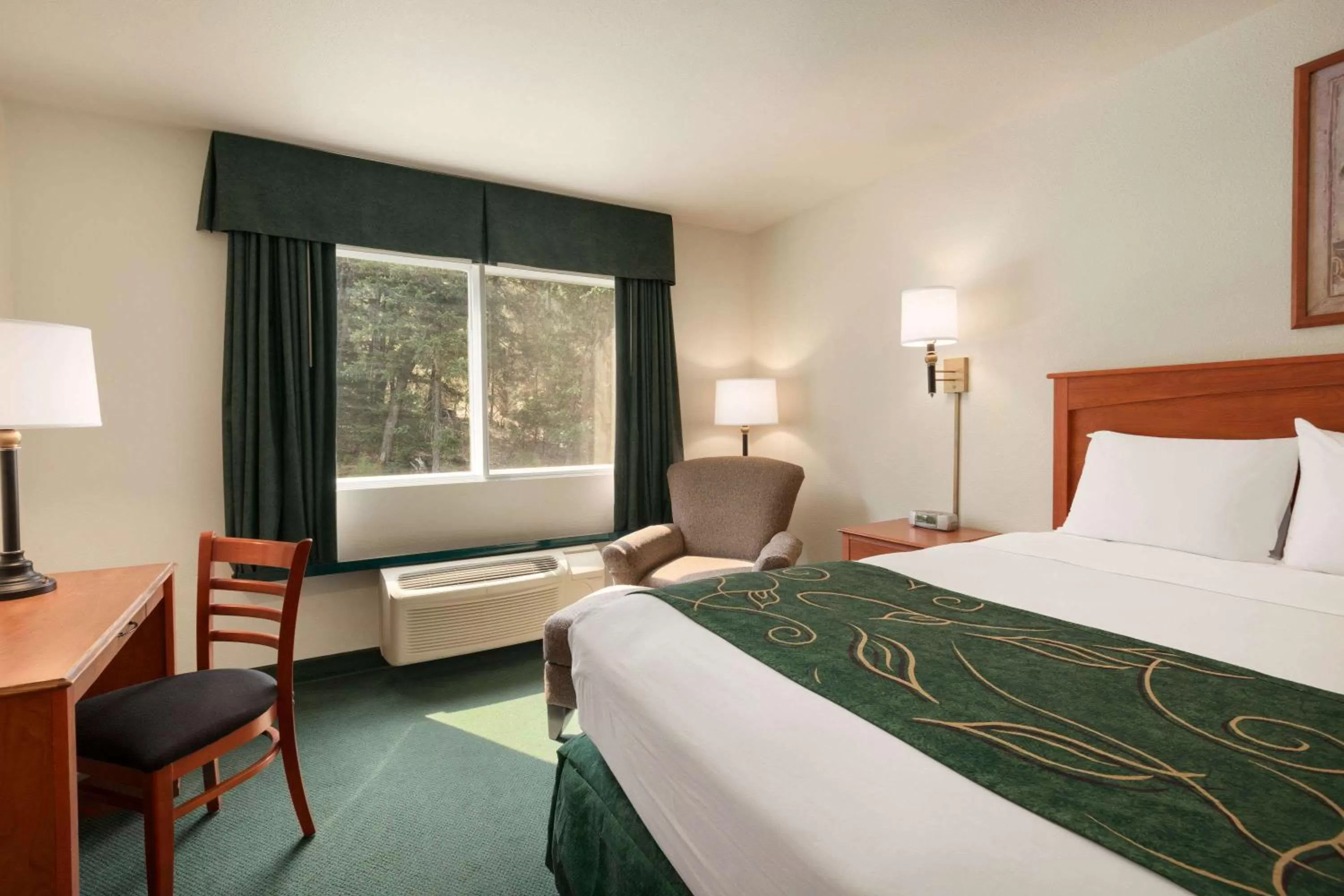 Photo of the whole room, Bed in Travelodge by Wyndham Dunsmuir