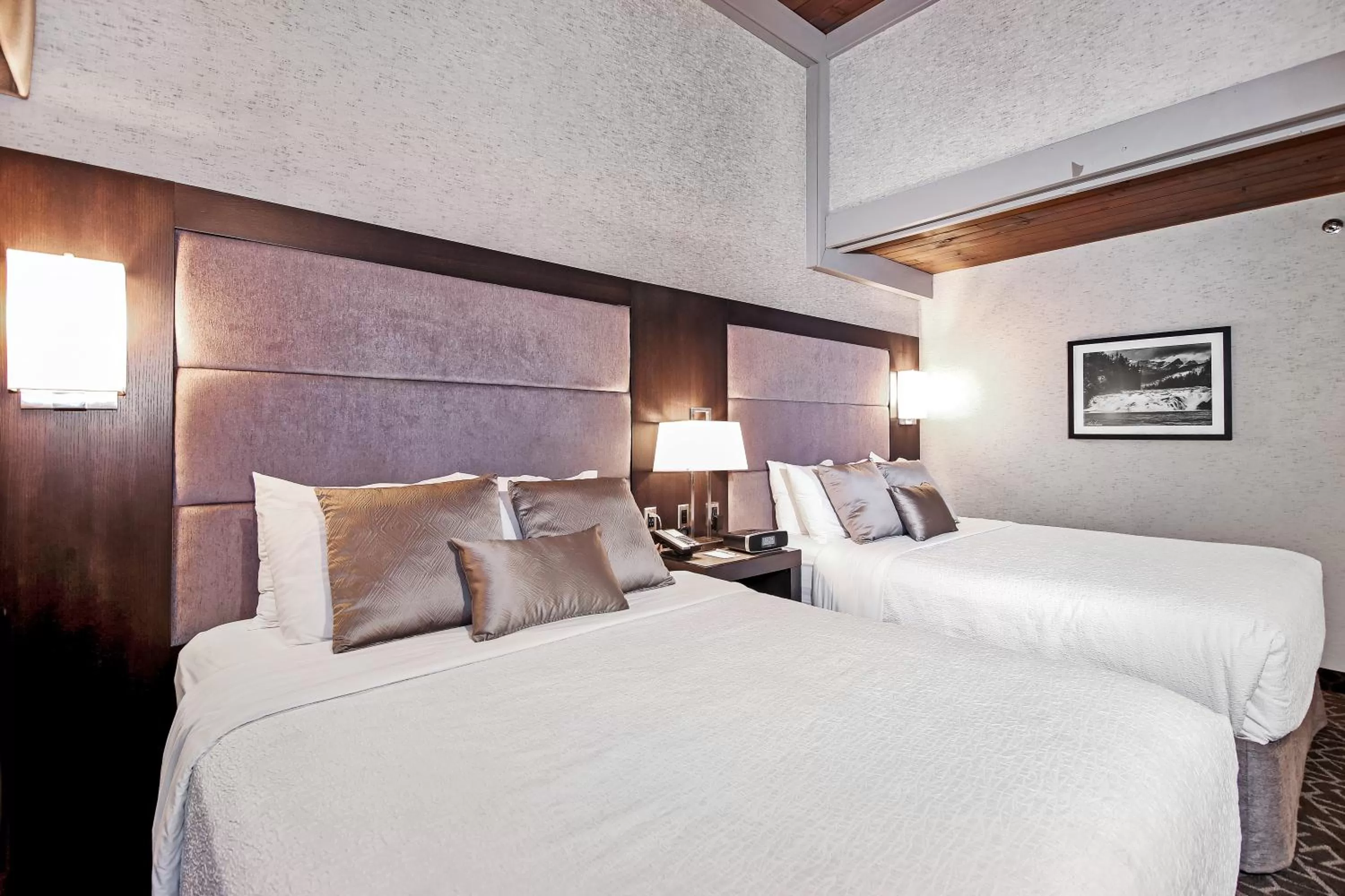 Bed in Best Western Plus Banff International Lodge