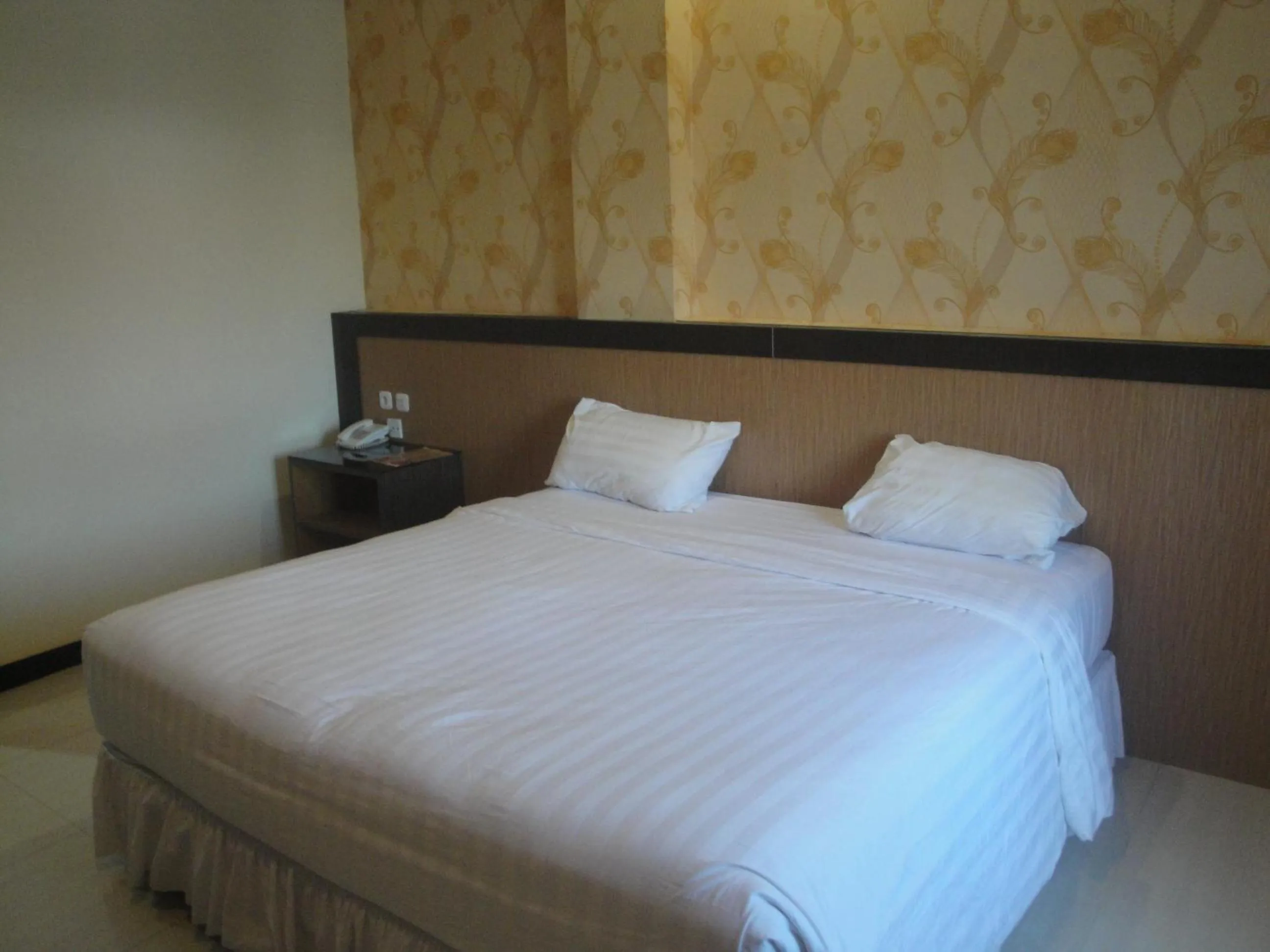 Bedroom, Bed in Sylvia Hotel Maumere