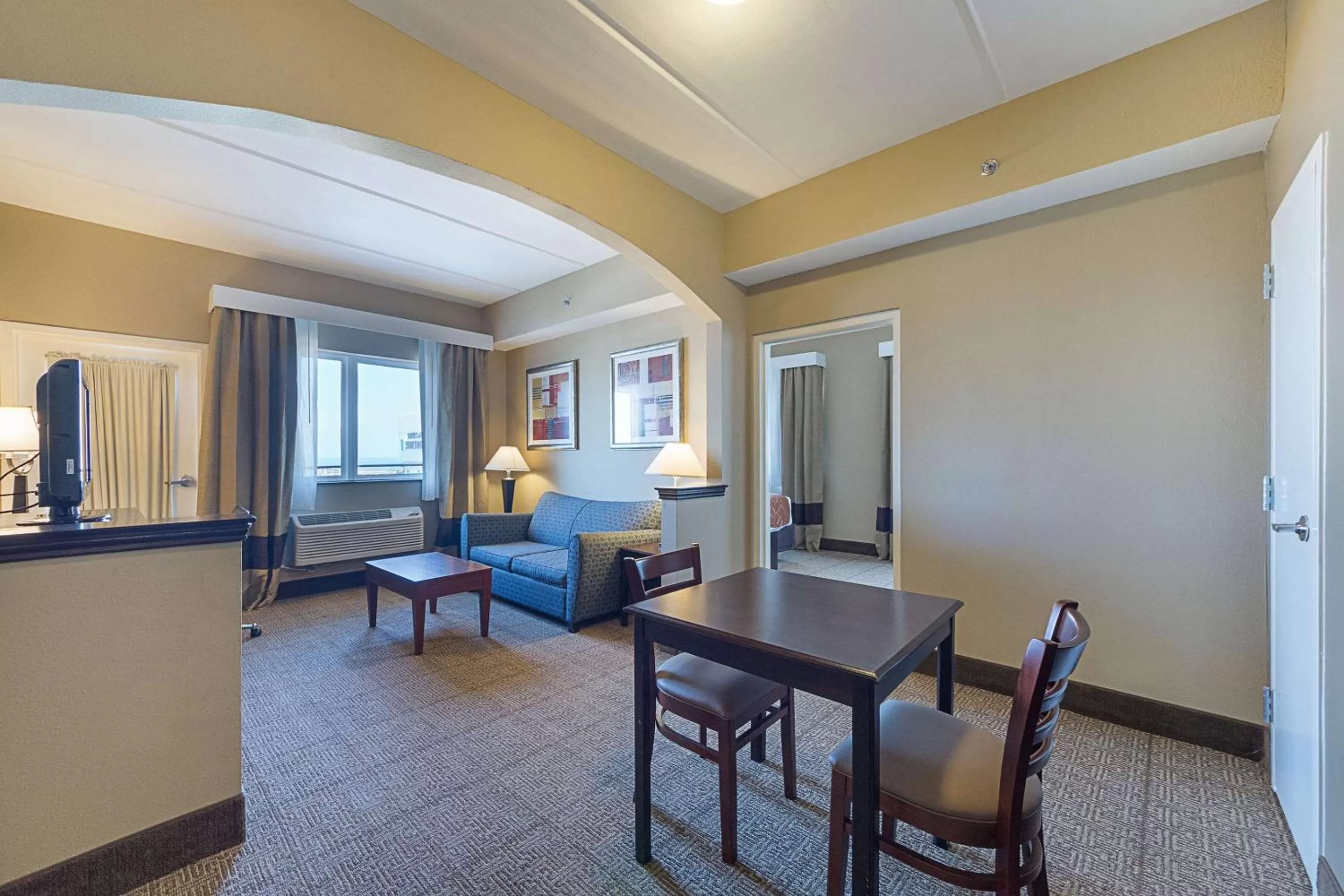 TV and multimedia in Comfort Suites Beachside