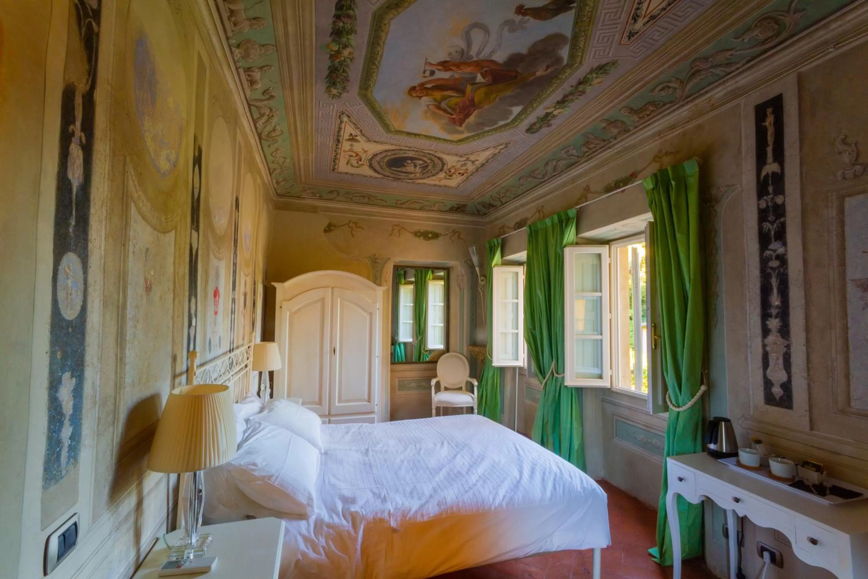 King Suite with Pool View in Villa Scorzi - Residenza d'Epoca - Adults only