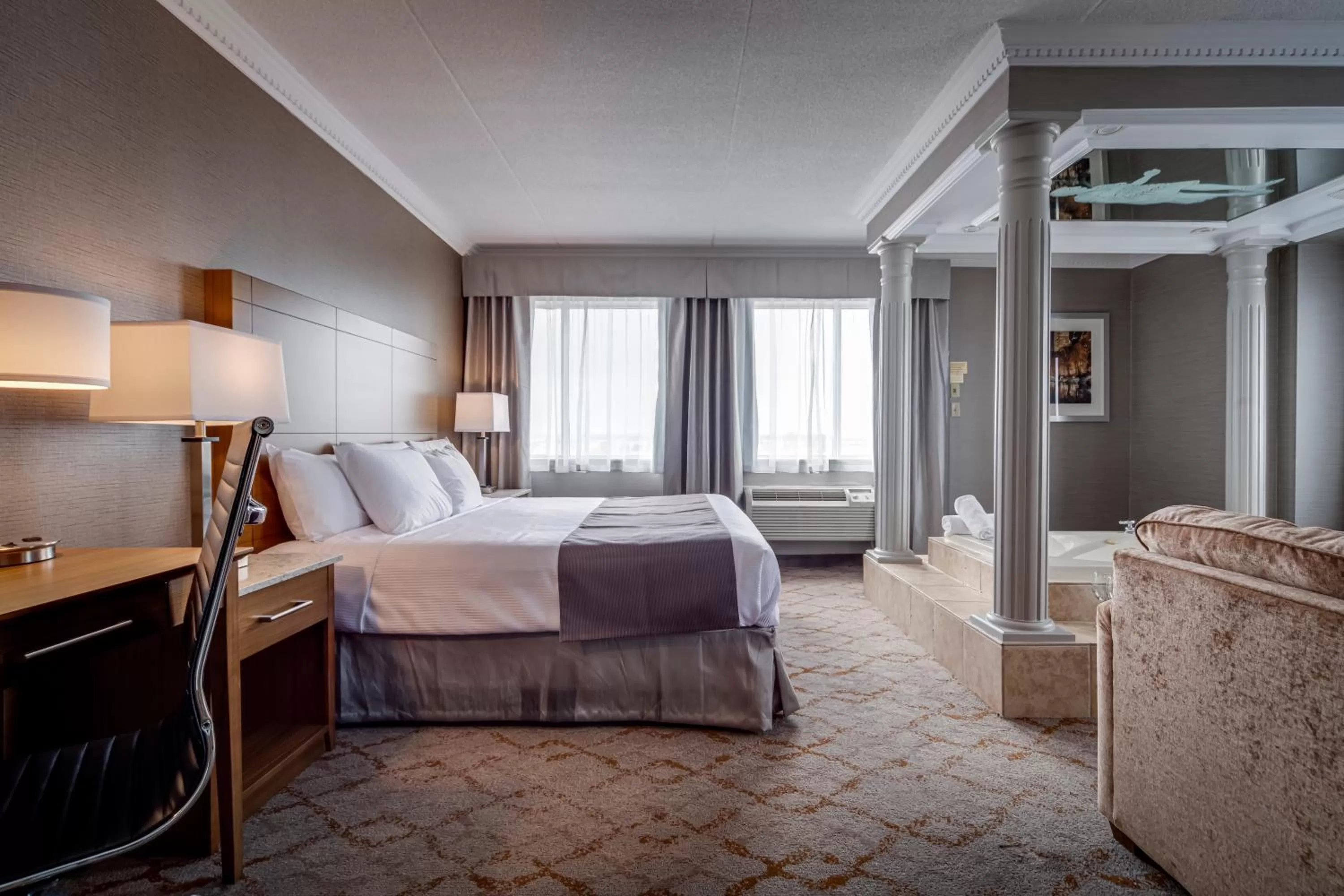 Photo of the whole room, Bed in Monte Carlo Inn Vaughan Suites