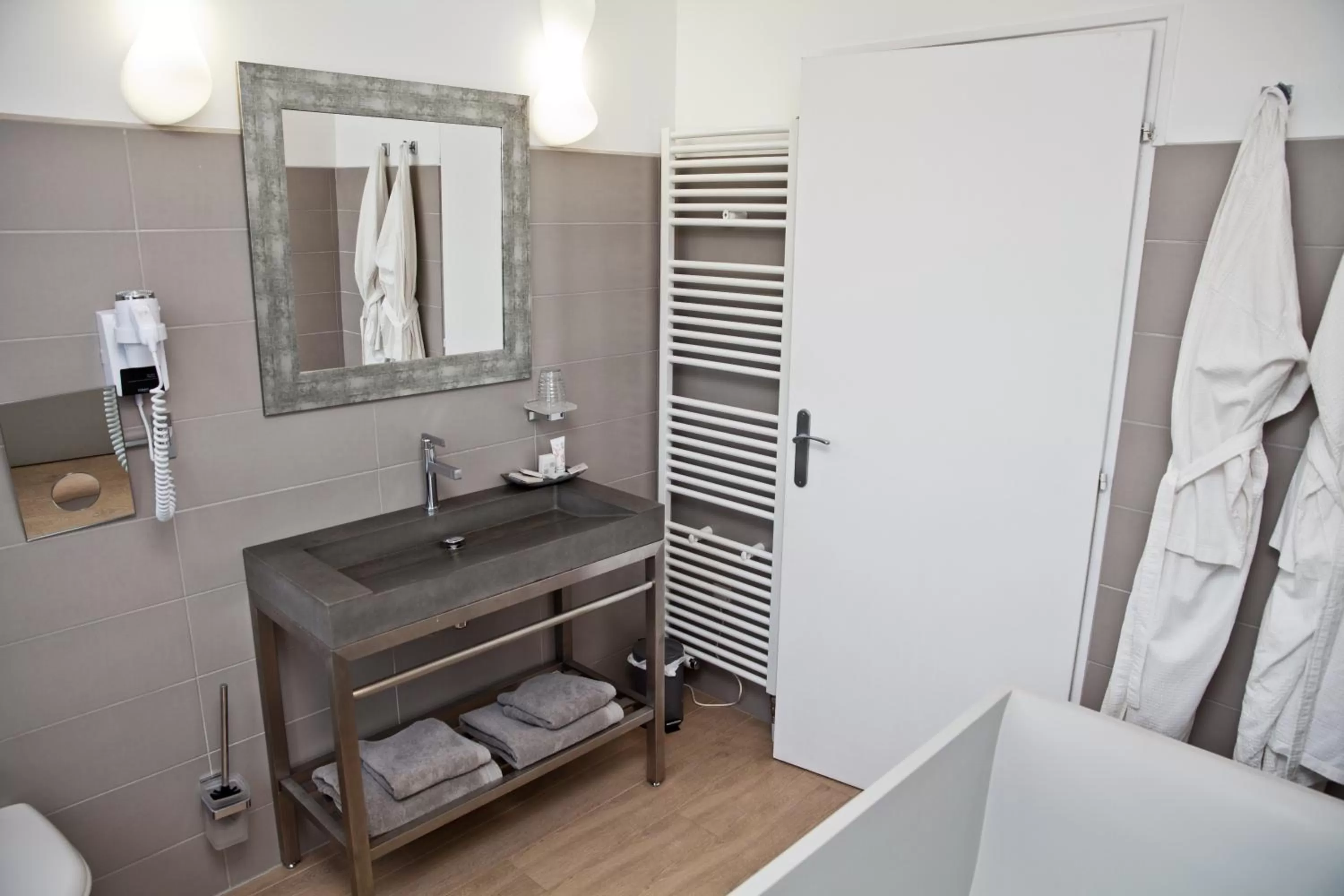 Bathroom in The Originals Hôtel Le Cise Restaurant Chambres et Suites