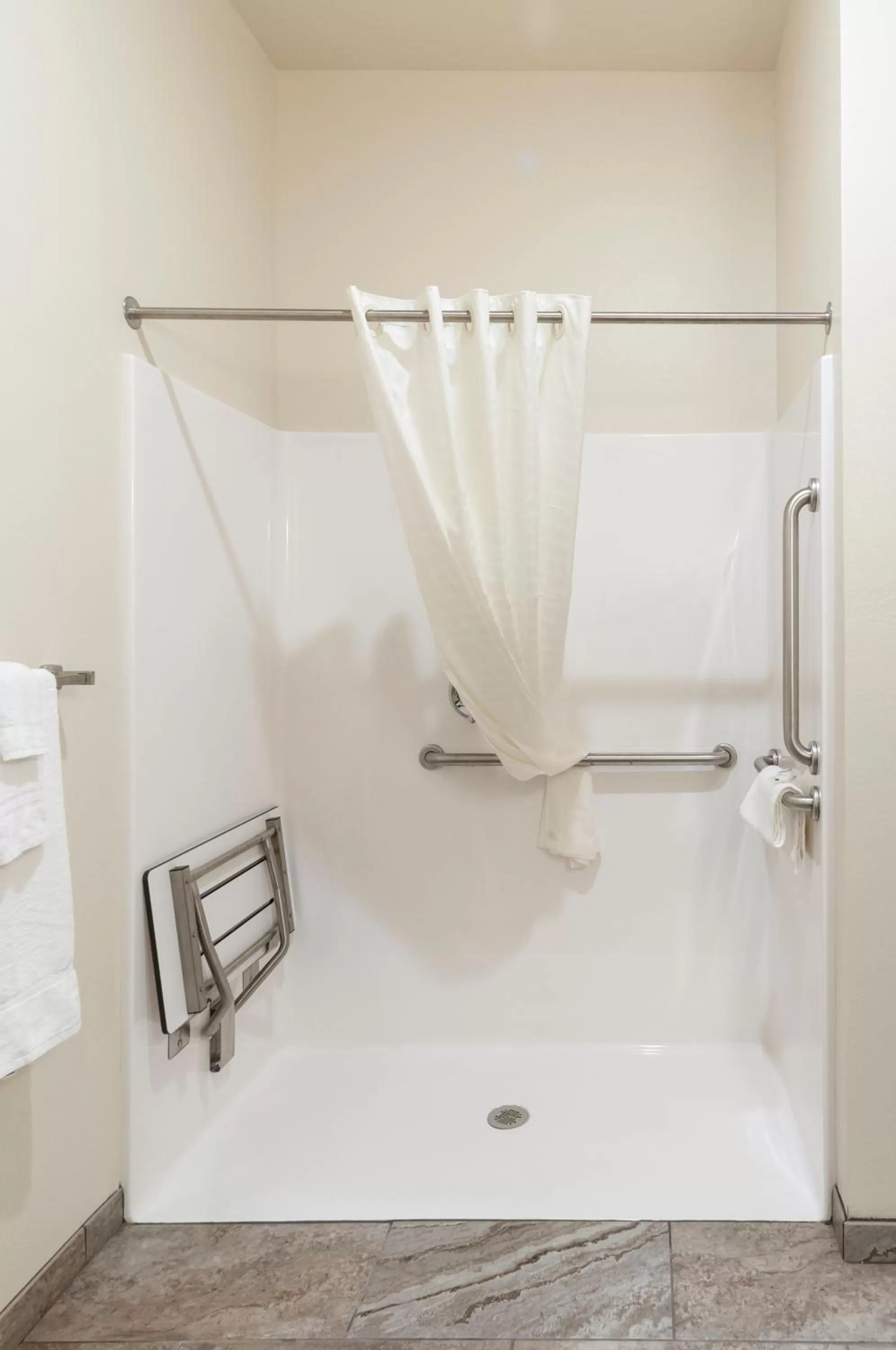 Shower in Cobblestone Hotel & Suites Appleton International Airport