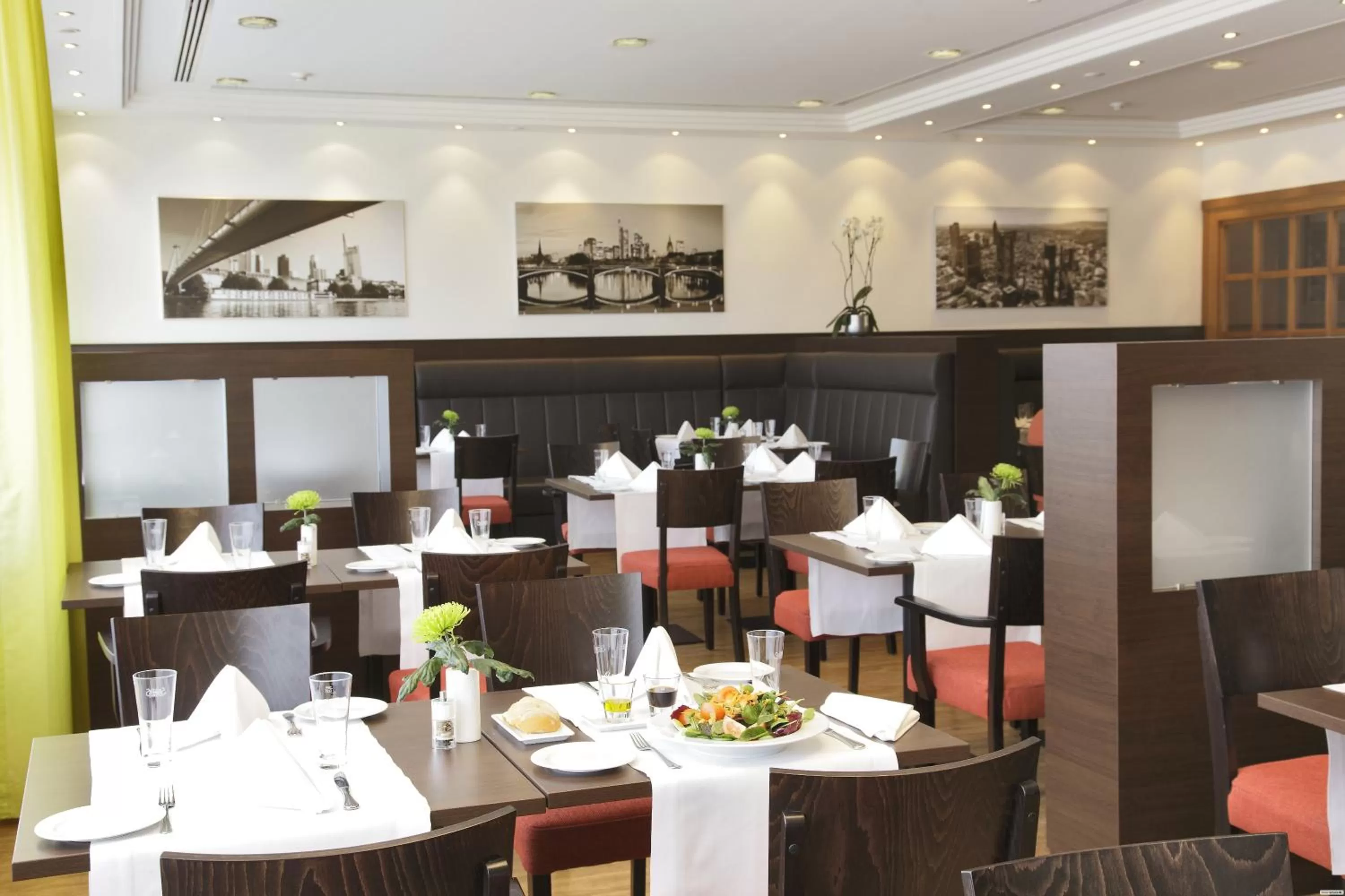 Restaurant/places to eat in SOALTEE Hotel by Trip Inn Frankfurt Messe Tagungshotel
