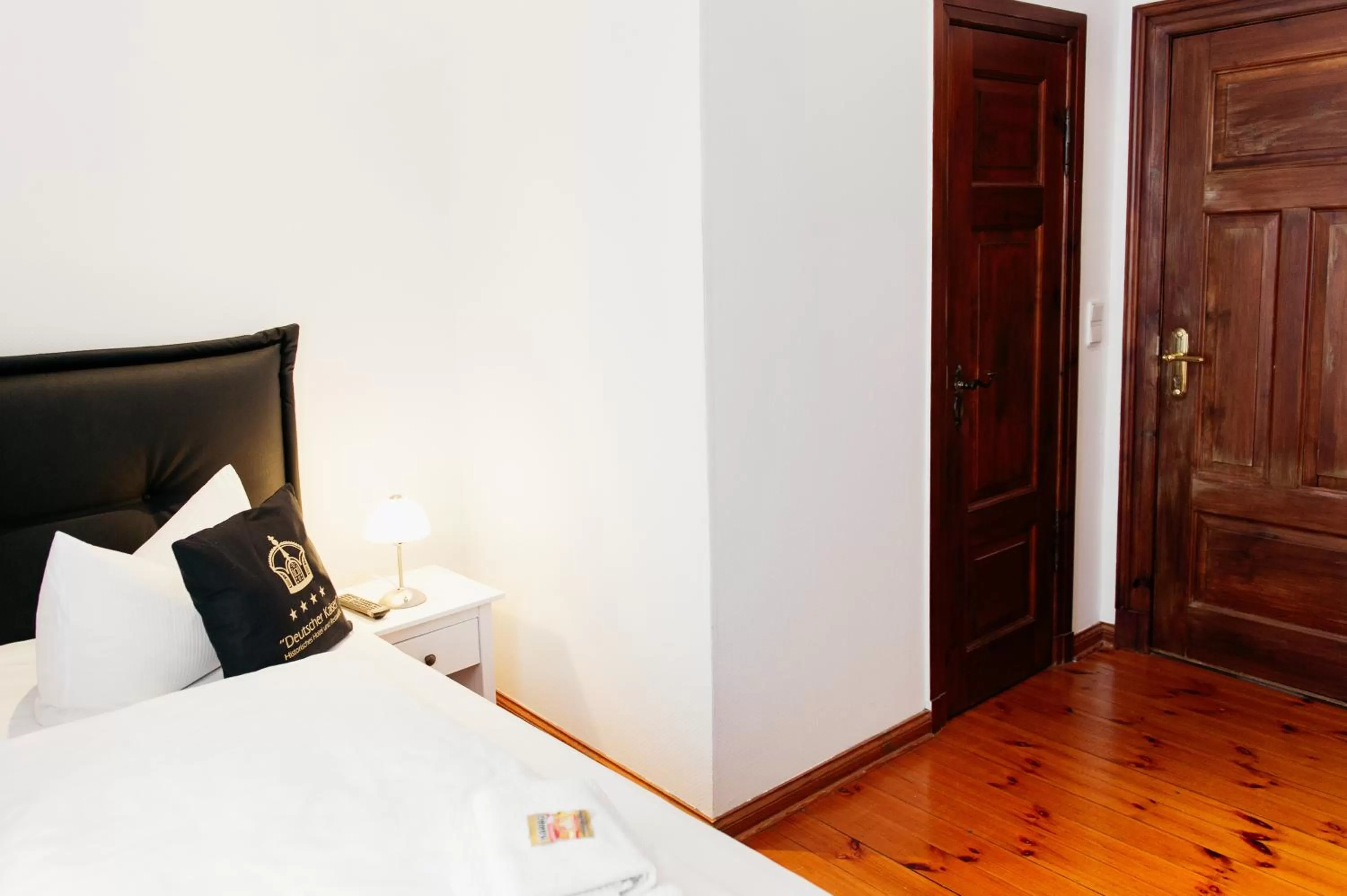 Photo of the whole room, Bed in Hotel & Restaurant "Deutscher Kaiser"