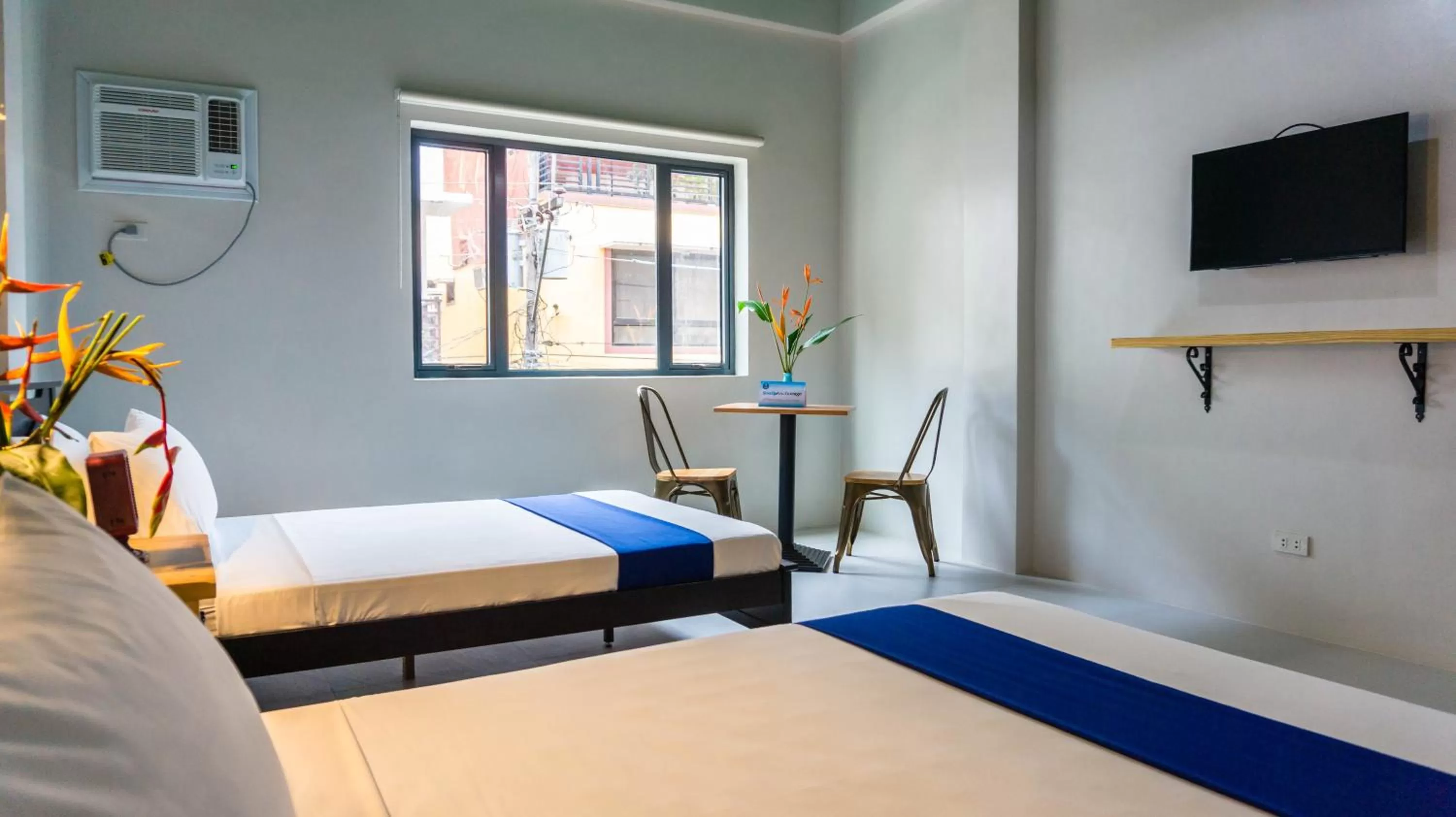 Communal lounge/ TV room, Bed in South Anchorage Inn