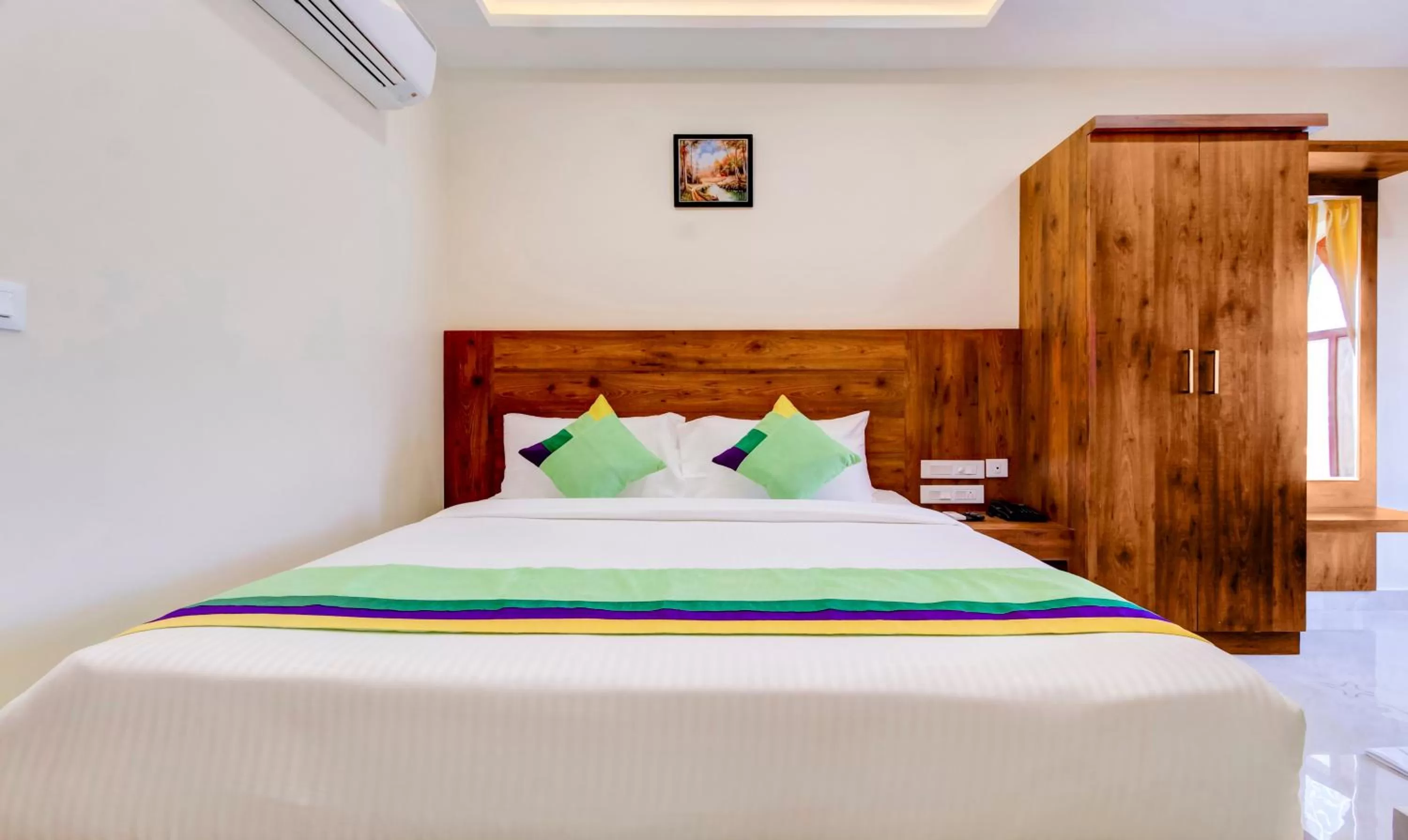 Bedroom, Bed in Treebo The Meridian, 10 Mins To Mahatma Gandhi Park