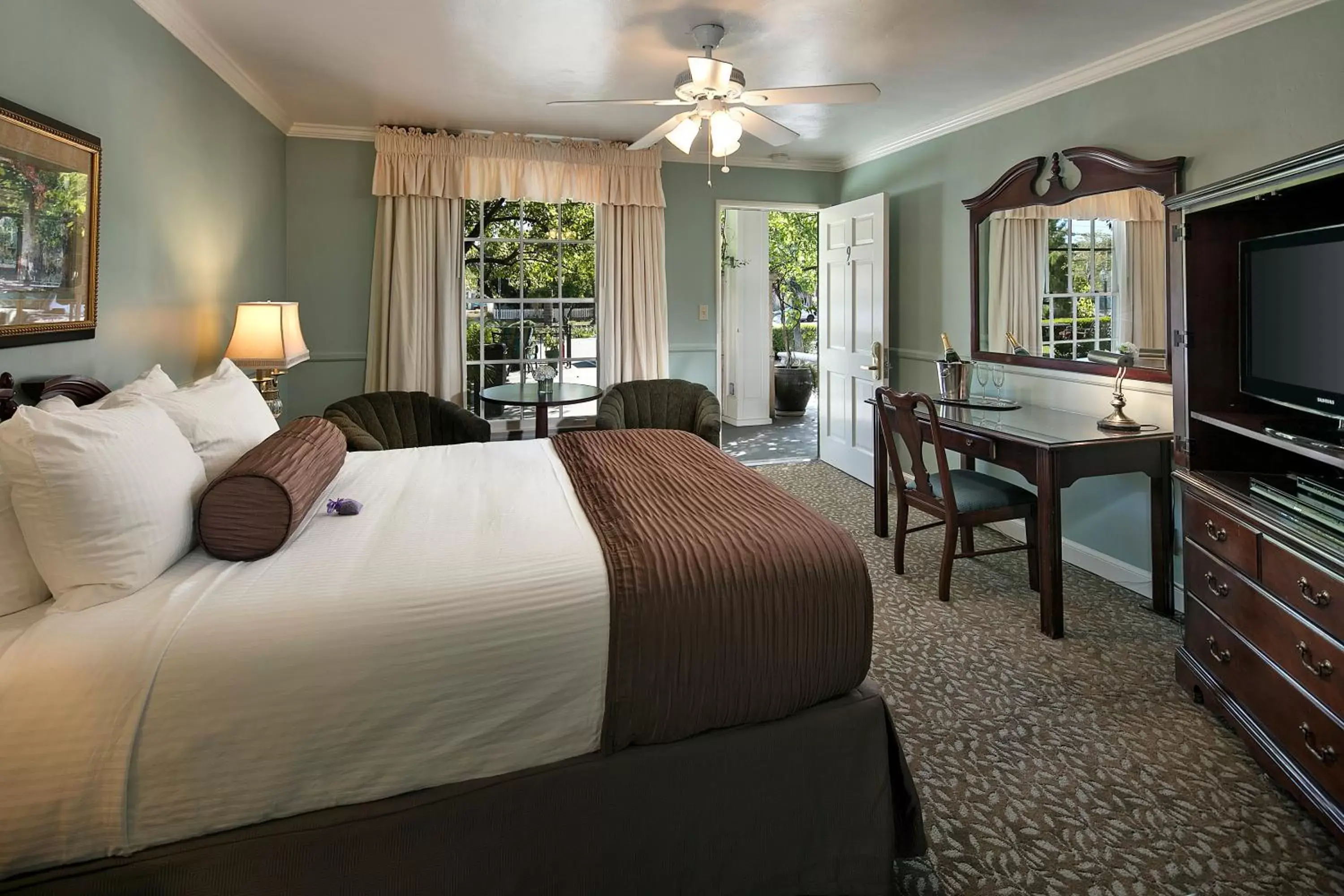 Standard Queen Room in Lavender Inn by the Sea Standard Queen Room in Lavender Inn by the Sea