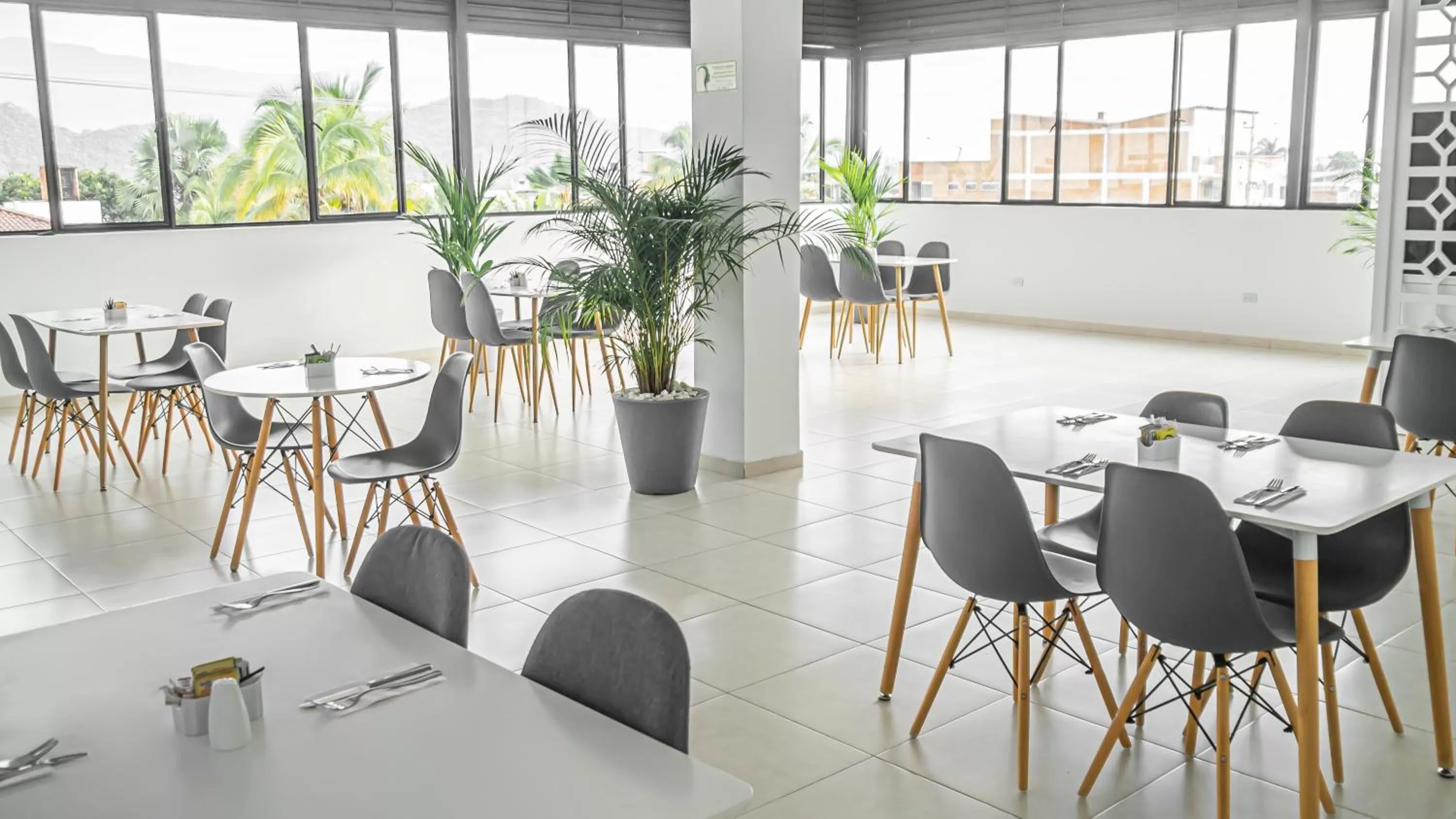 Restaurant/Places to Eat in Hotel Le Falep