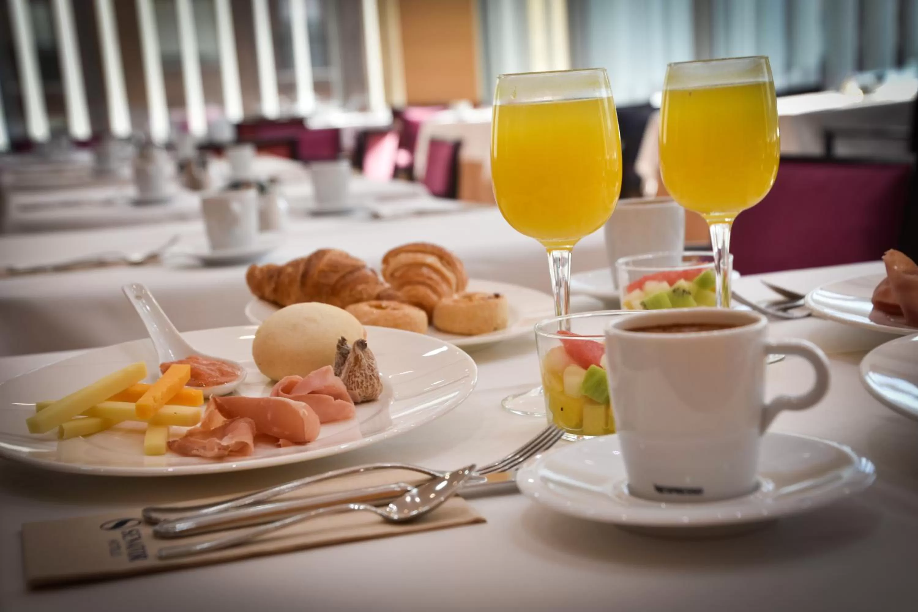 Buffet breakfast in Senator Parque Central