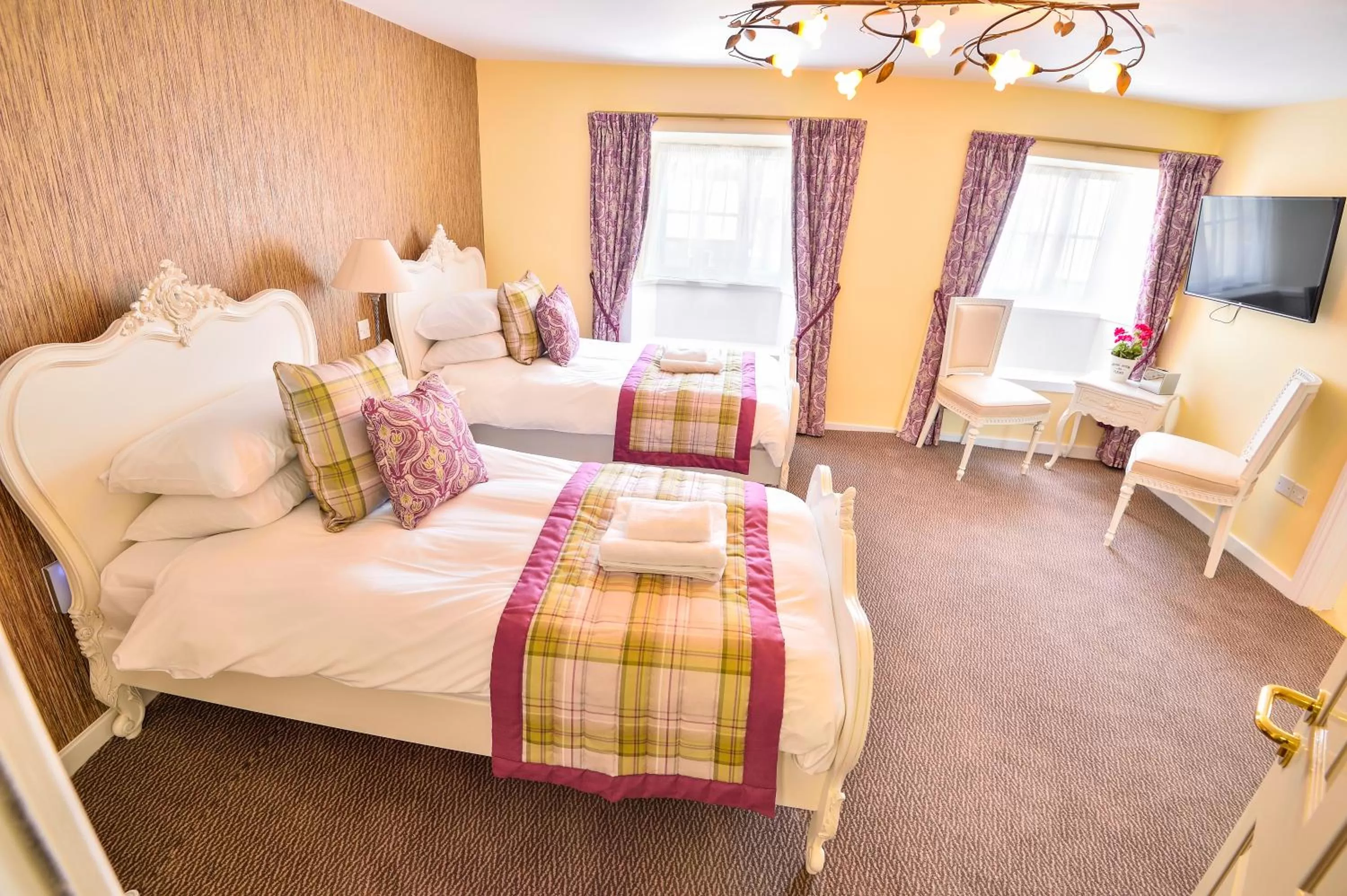 Bathroom, Bed in The George Hotel