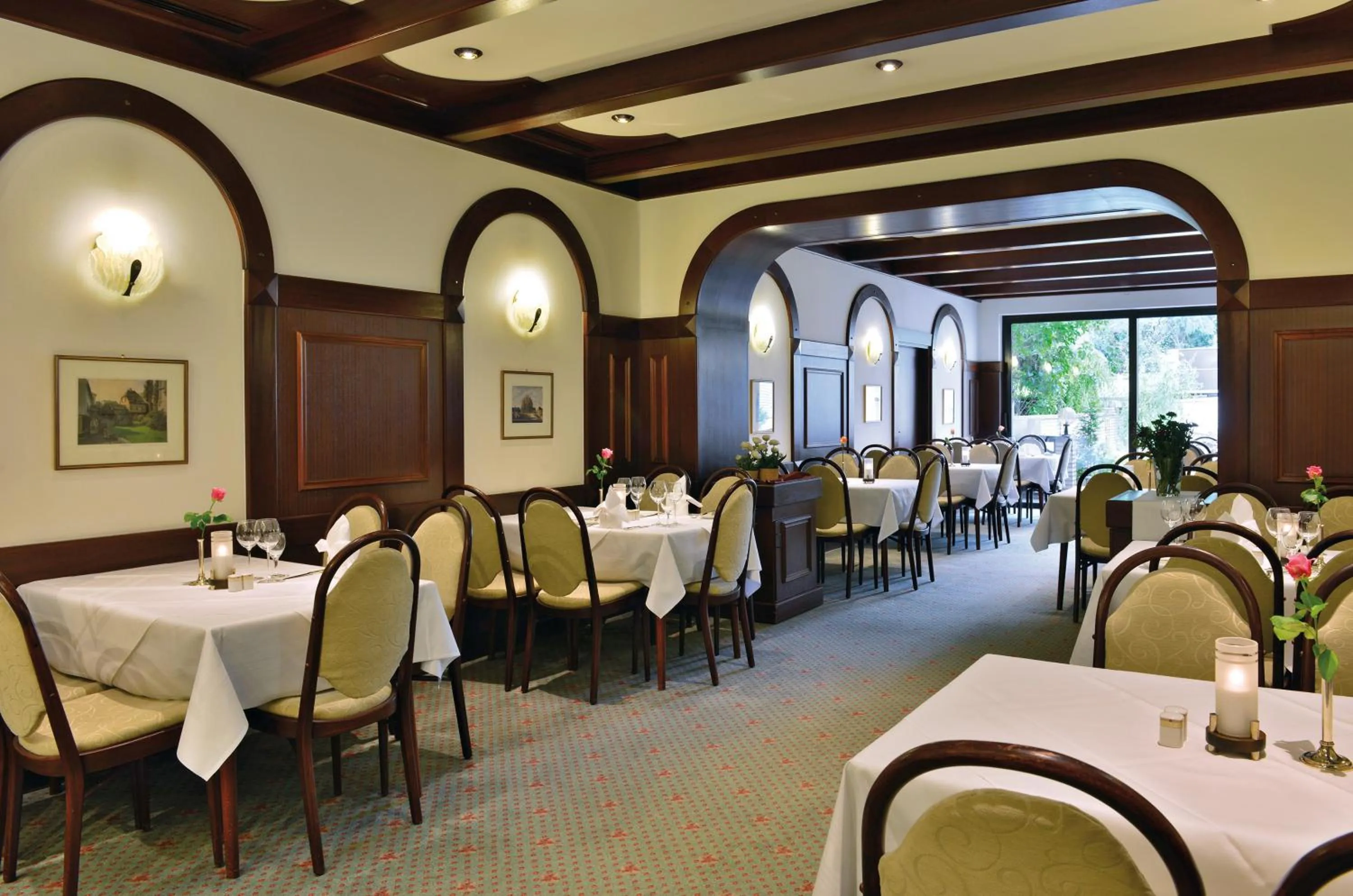 Restaurant/places to eat in Hotel Imperial