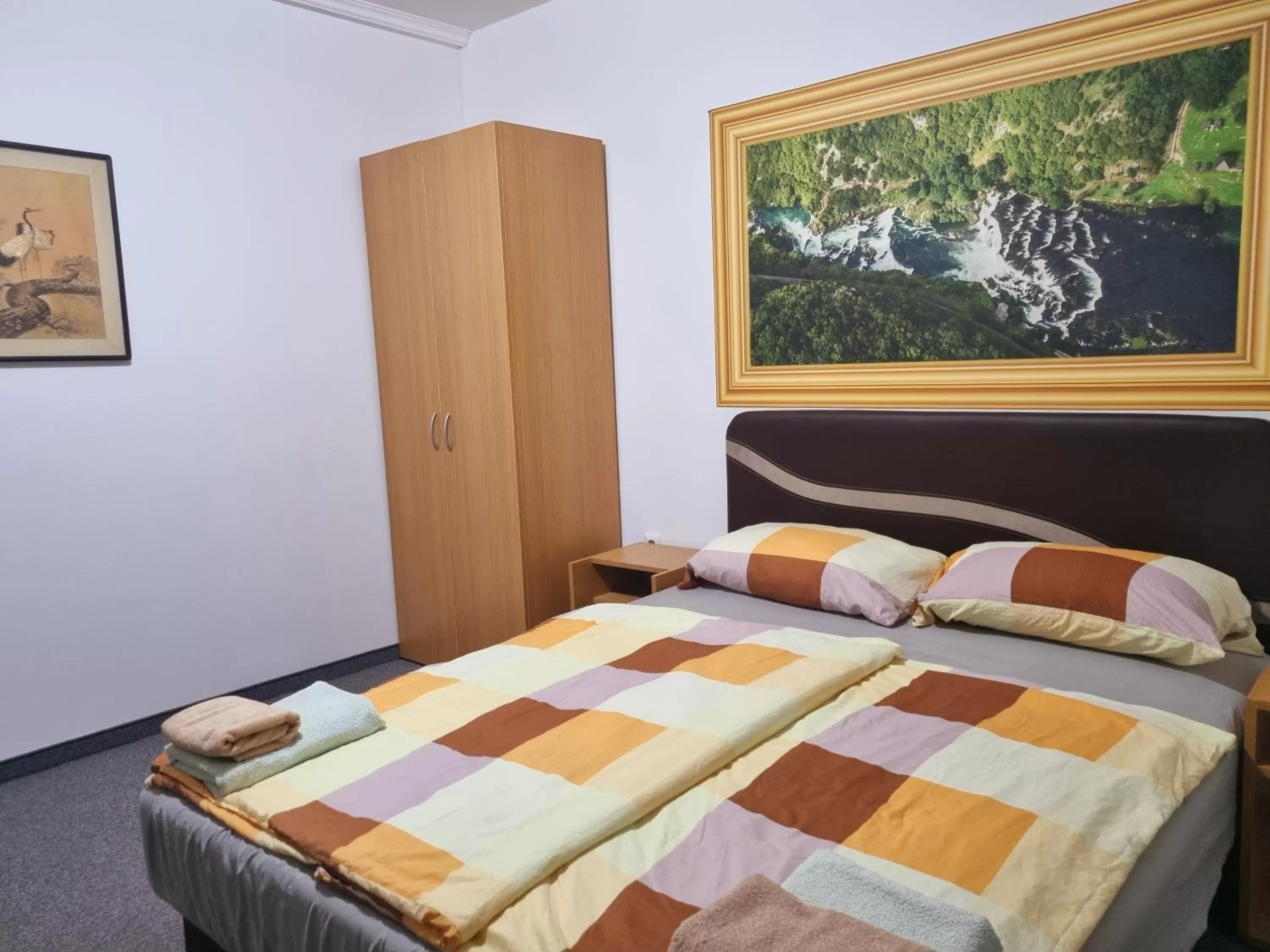 Bedroom, Bed in Motel Medium