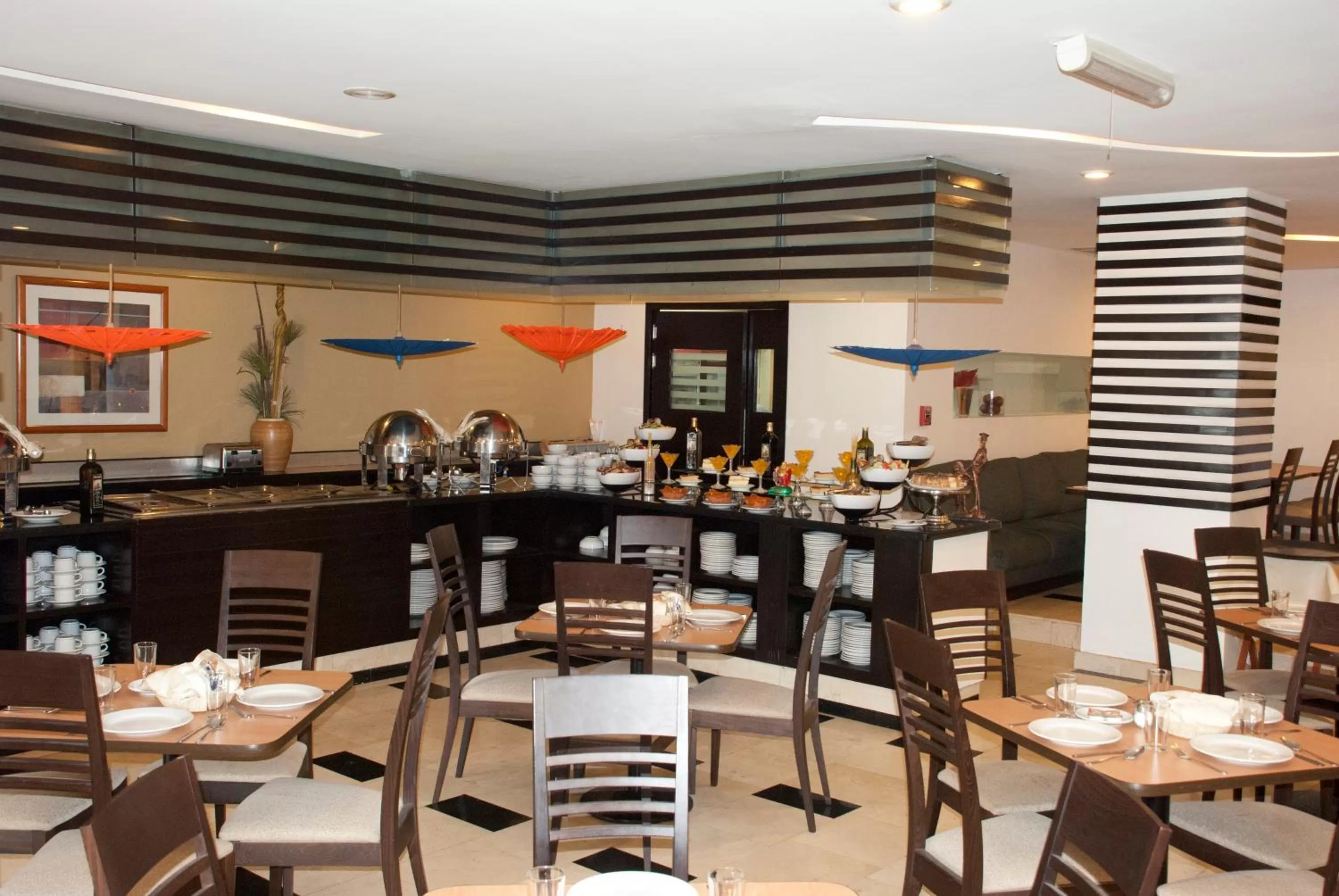 Restaurant/places to eat in Hotel & Suites PF