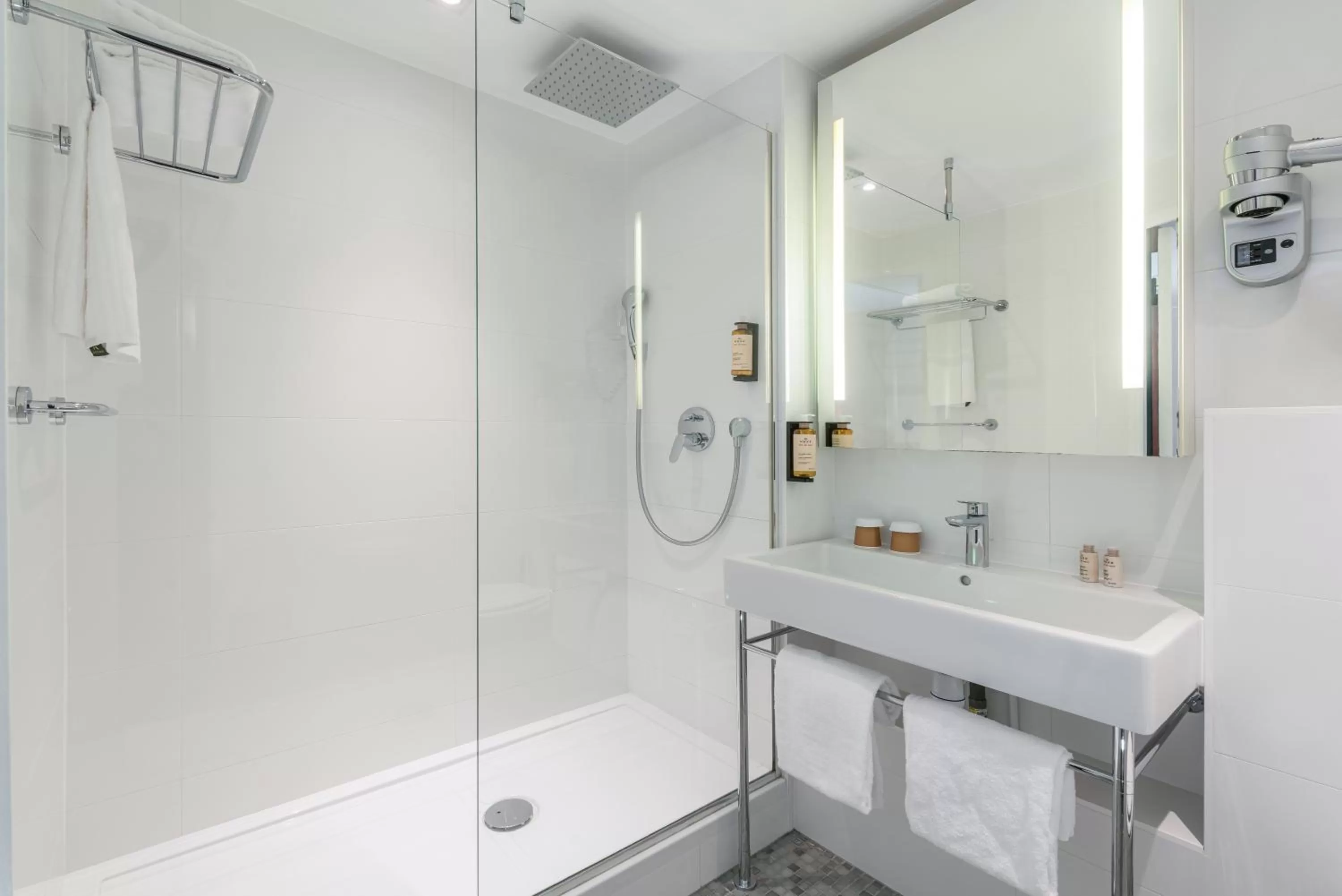 Shower in Mercure Paris Montparnasse Pasteur