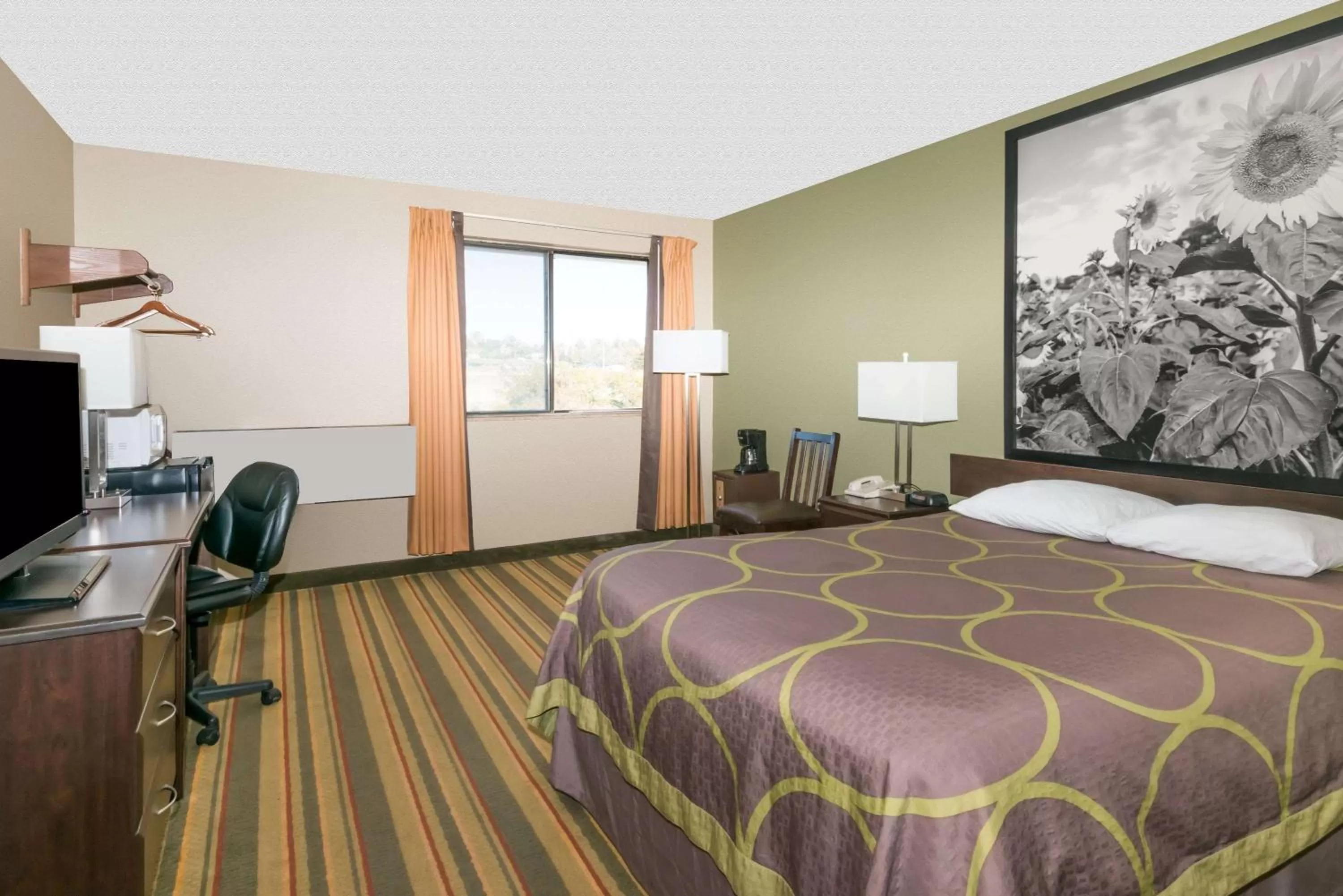 Bedroom, Bed in Super 8 by Wyndham Topeka/Wanamaker RD/I-70