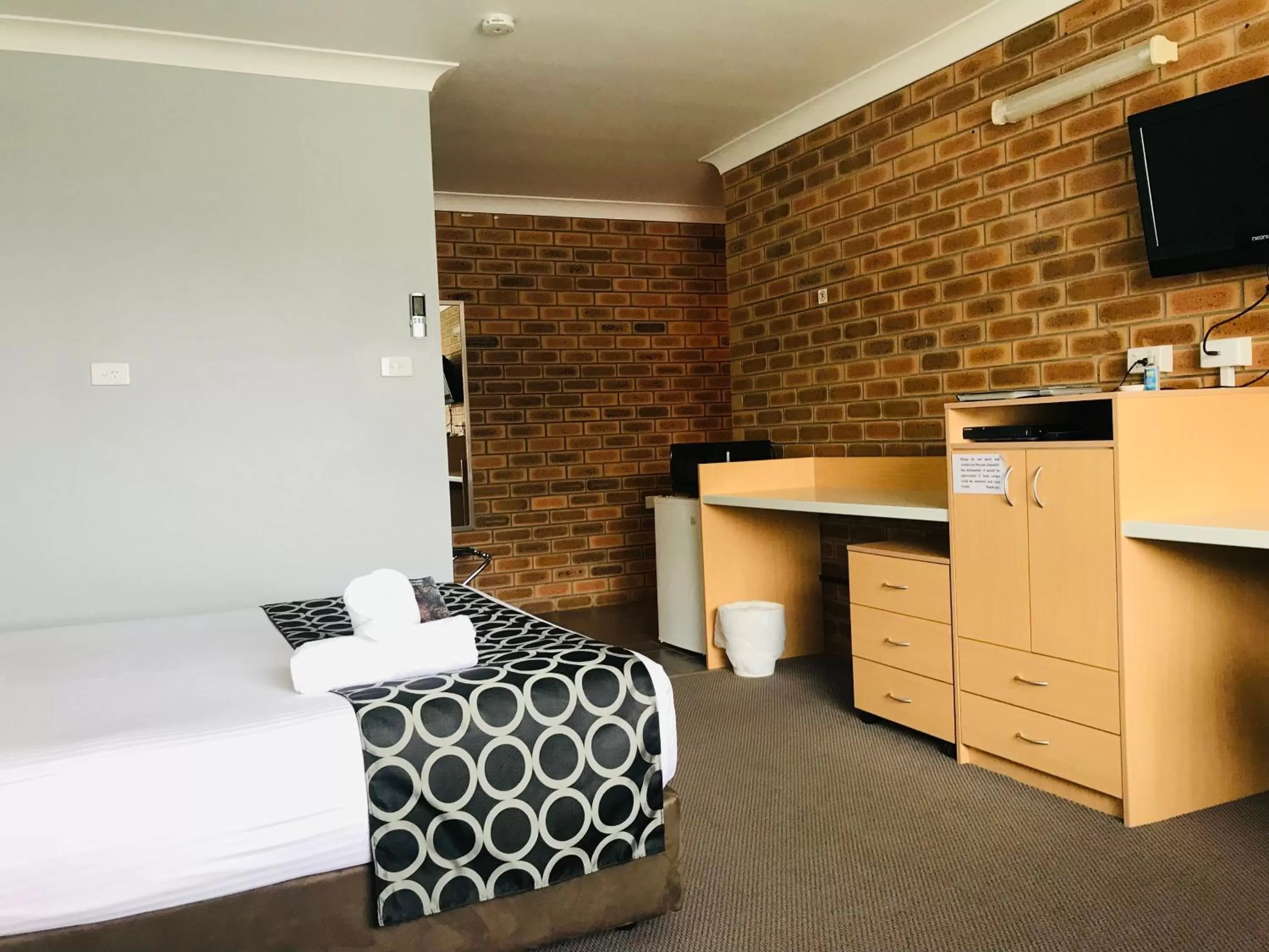 Bed in Jumbuck Motor Inn